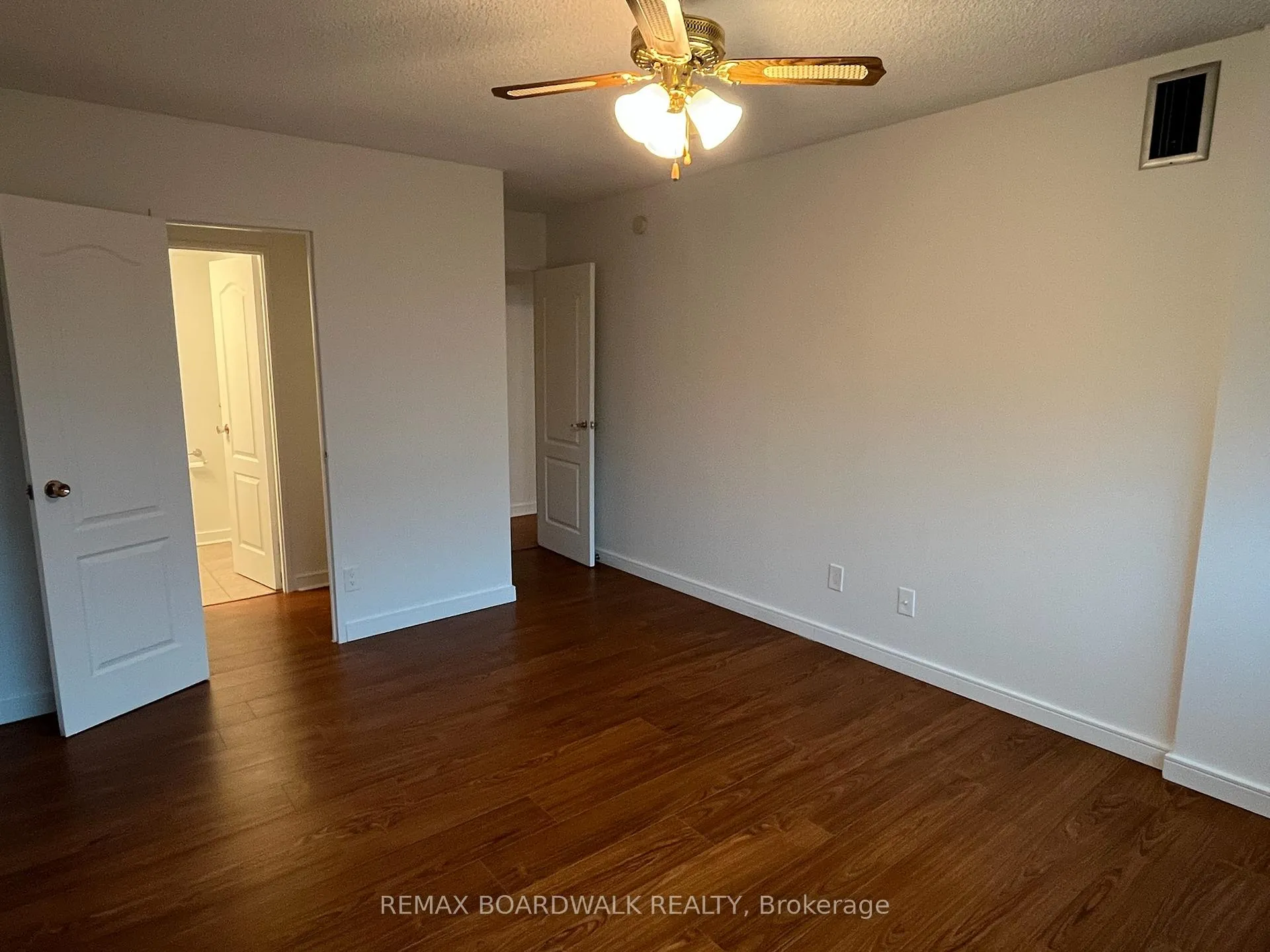 Photo 10 of Unit 403, 555 Brittany Drive, Ottawa, Viscount Alexander Park — HOMEH