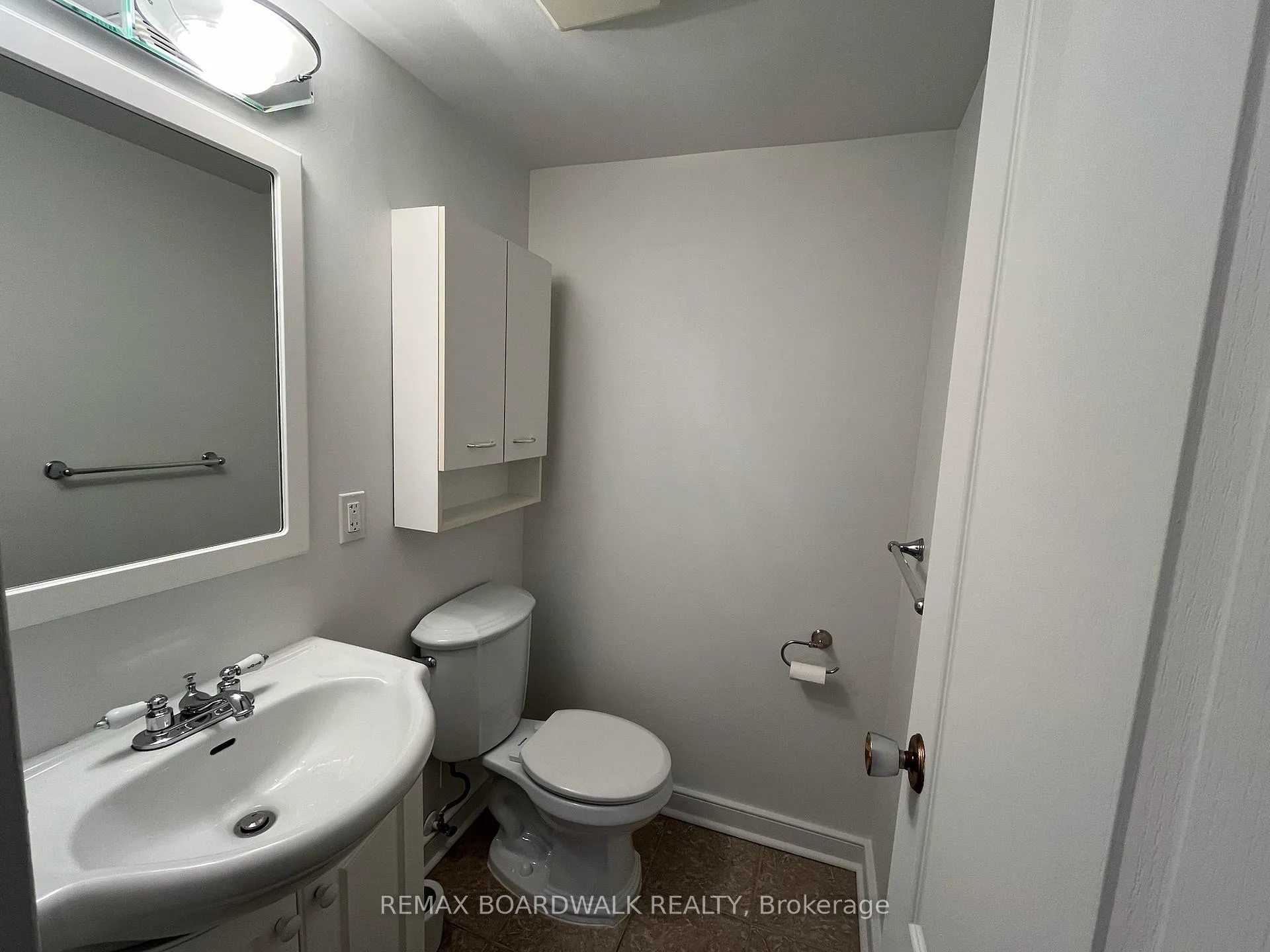 Photo 11 of Unit 403, 555 Brittany Drive, Ottawa, Viscount Alexander Park — HOMEH
