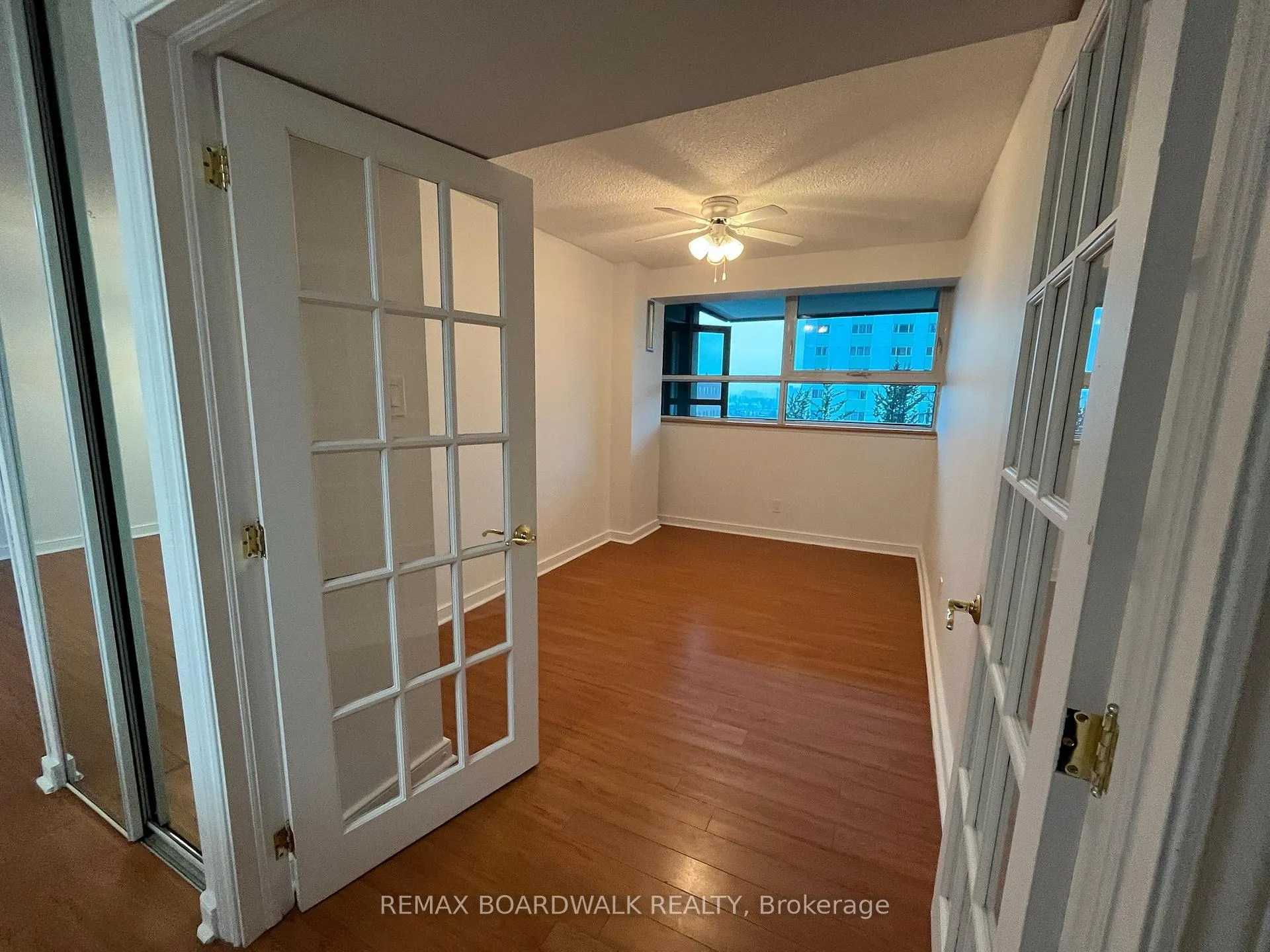 Photo 12 of Unit 403, 555 Brittany Drive, Ottawa, Viscount Alexander Park — HOMEH