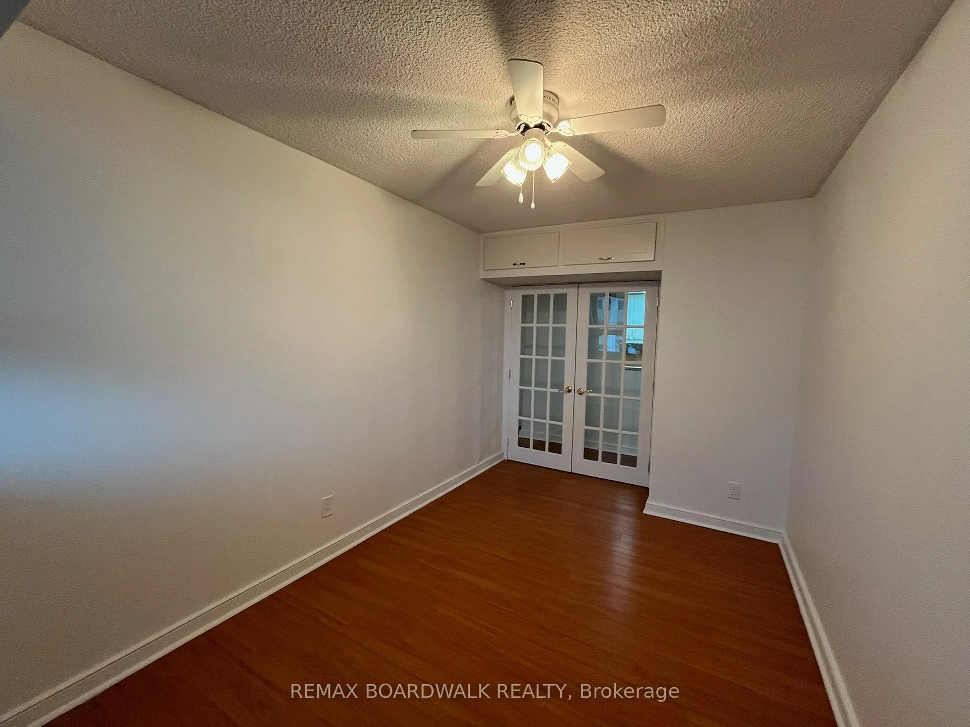 Photo 13 of Unit 403, 555 Brittany Drive, Ottawa, Viscount Alexander Park — HOMEH