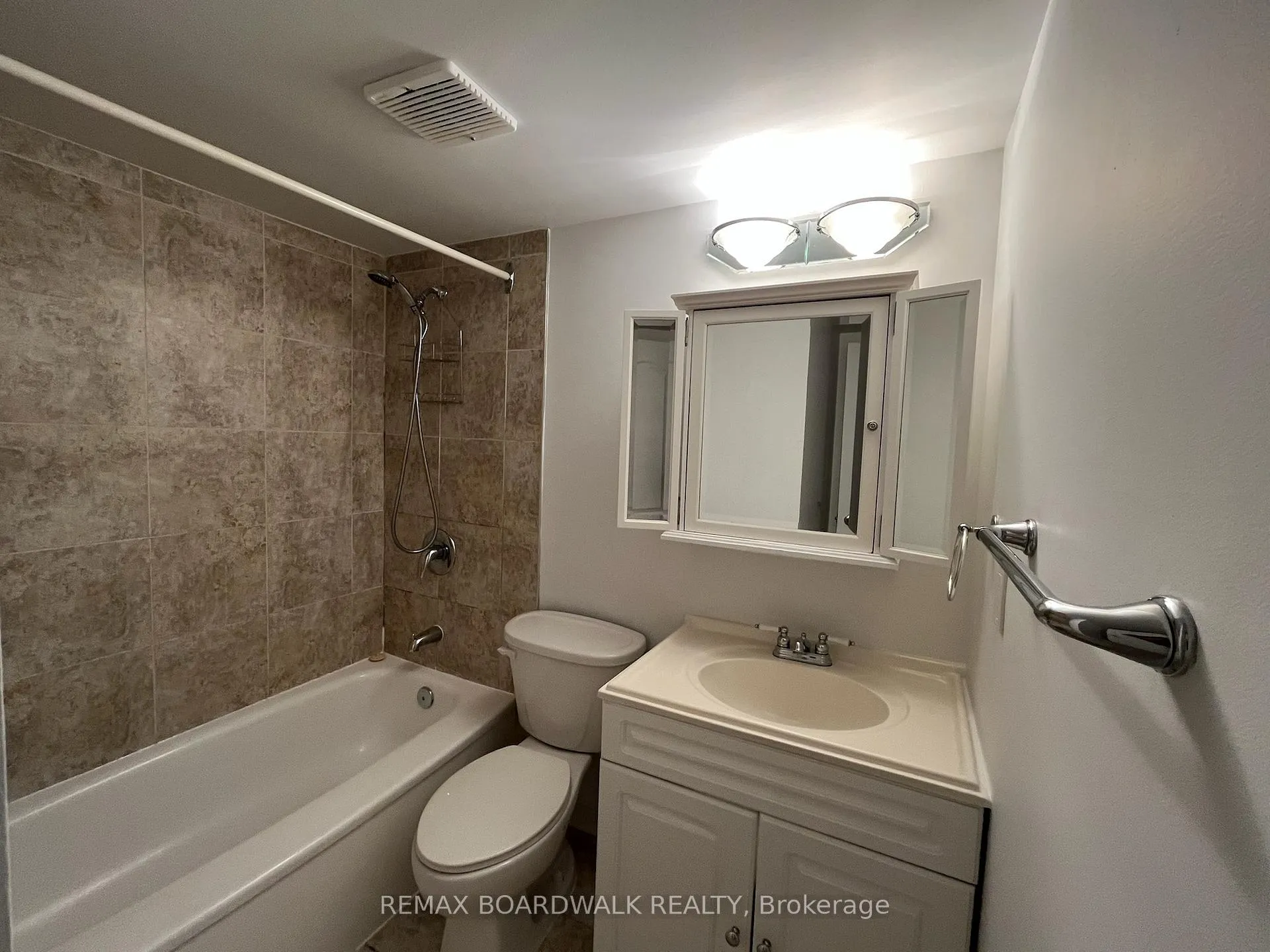 Photo 14 of Unit 403, 555 Brittany Drive, Ottawa, Viscount Alexander Park — HOMEH