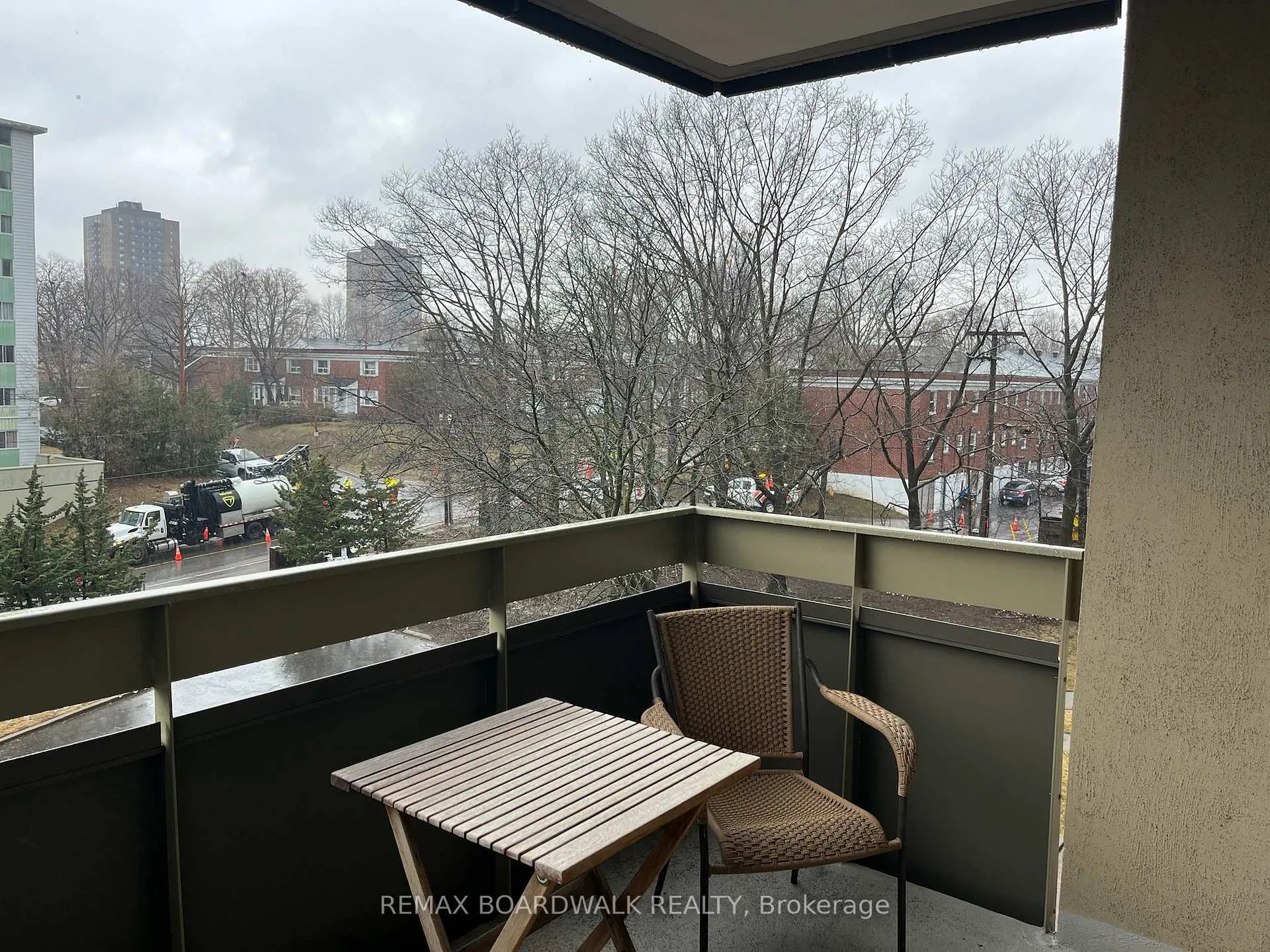Photo 15 of Unit 403, 555 Brittany Drive, Ottawa, Viscount Alexander Park — HOMEH