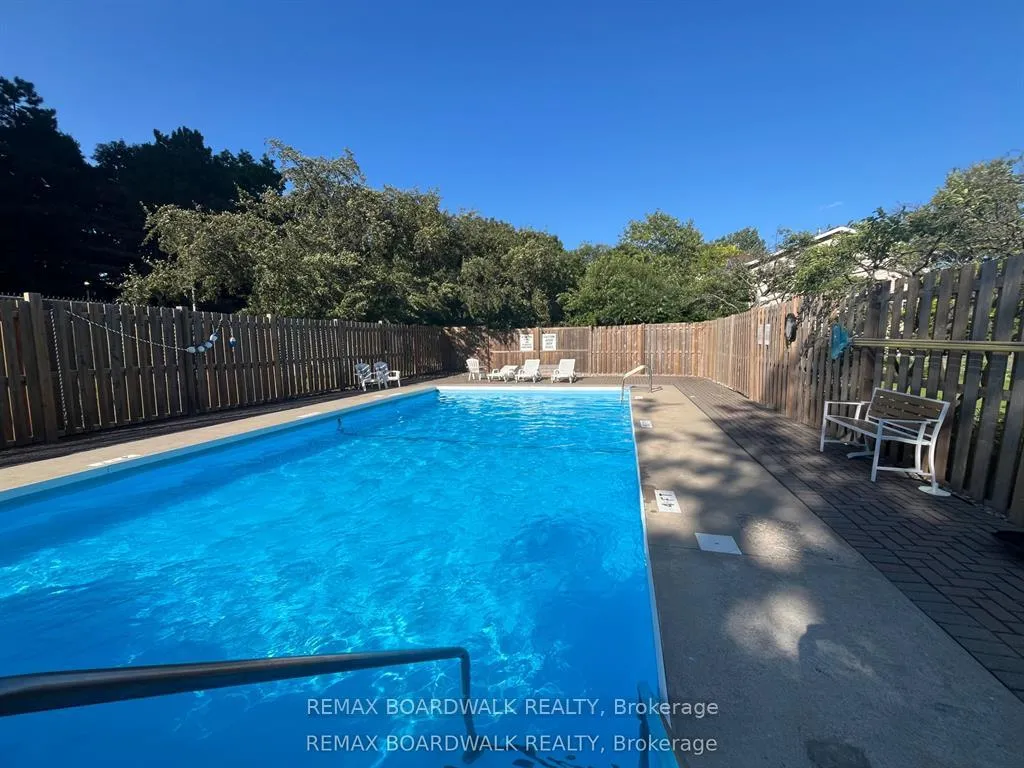 Photo 19 of Unit 403, 555 Brittany Drive, Ottawa, Viscount Alexander Park — HOMEH
