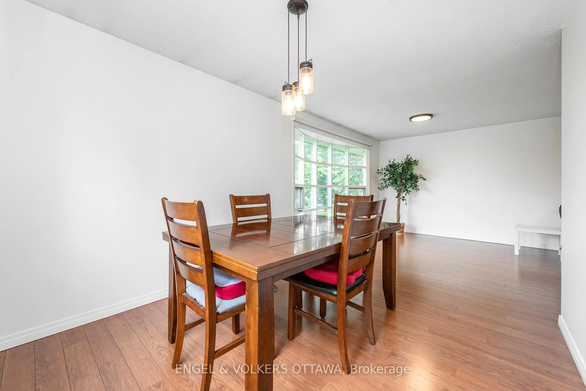 Photo 6 of 75 Woodfield Drive, Ottawa, Tanglewood — HOMEH