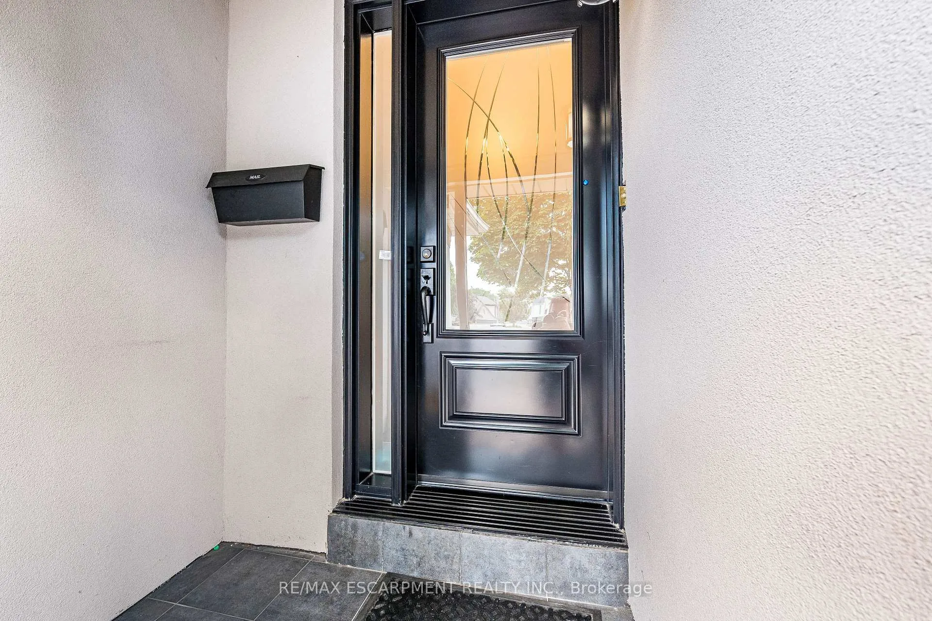 Photo 2 of 16 Ackrow Court, Etobicoke, Eringate-Centennial-West Deane — HOMEH
