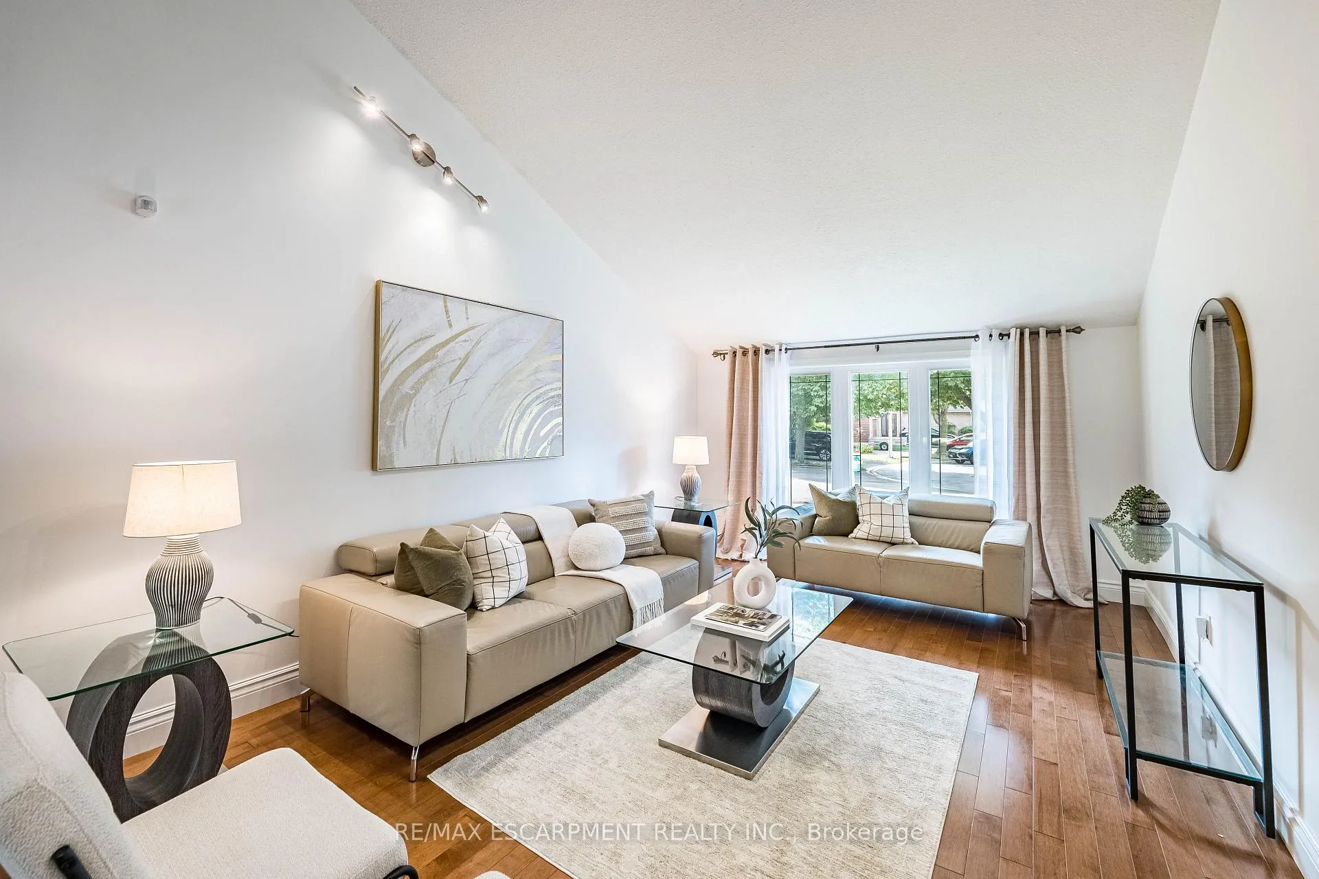 Photo 4 of 16 Ackrow Court, Etobicoke, Eringate-Centennial-West Deane — HOMEH