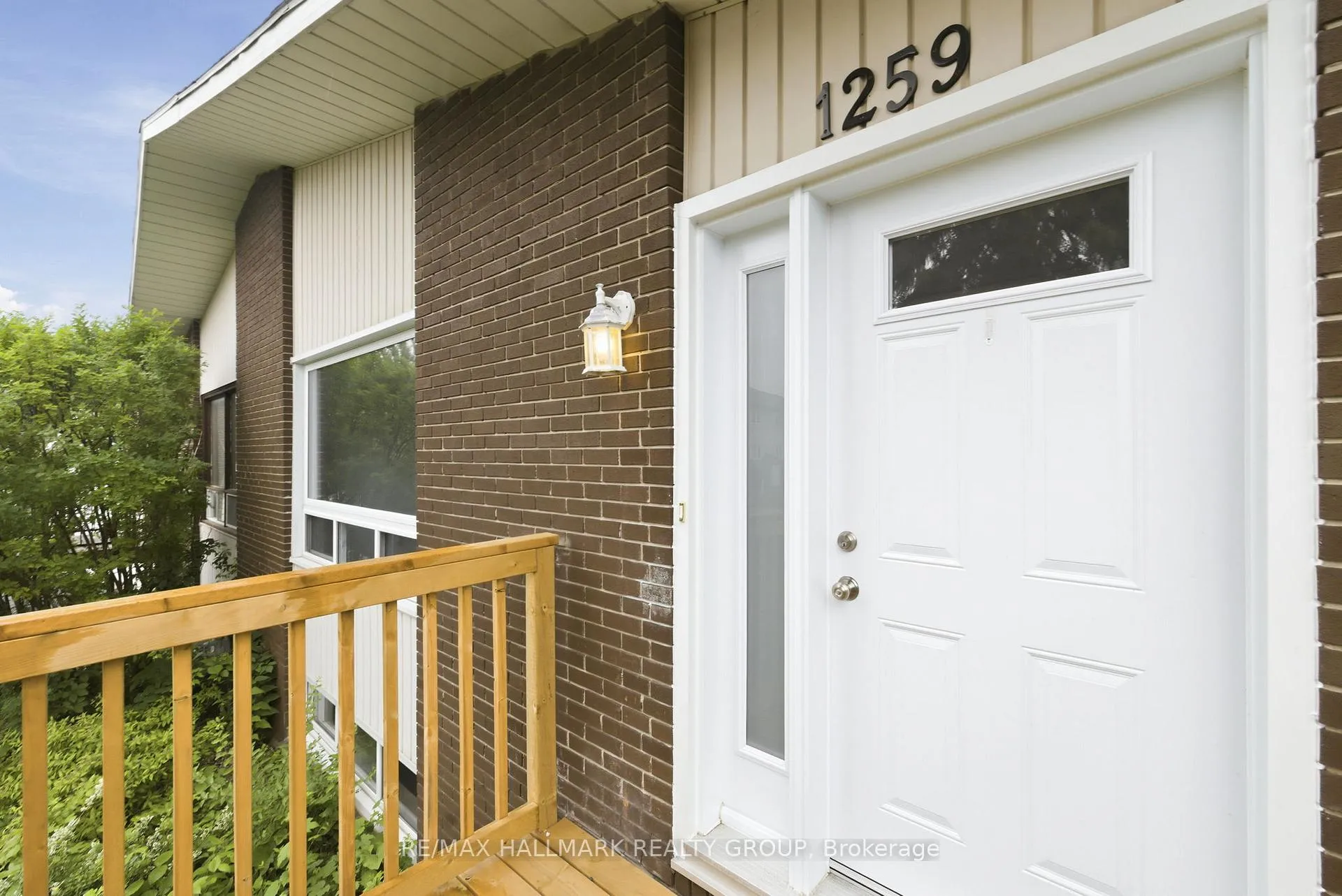 Photo 2 of 1259 Marenger Street, Ottawa, Convent Glen South — HOMEH