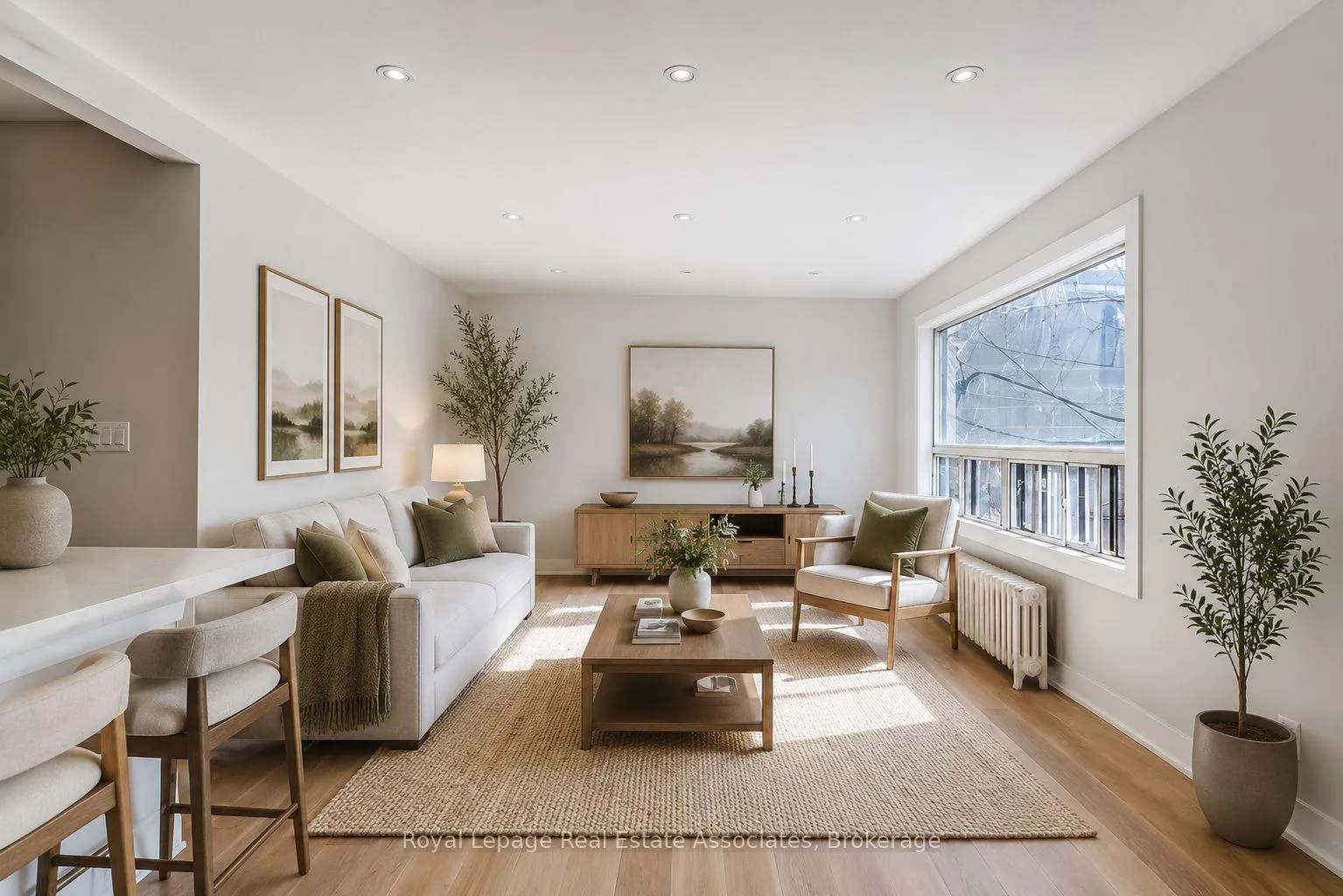 Photo of 237 Lakeshore Road E
