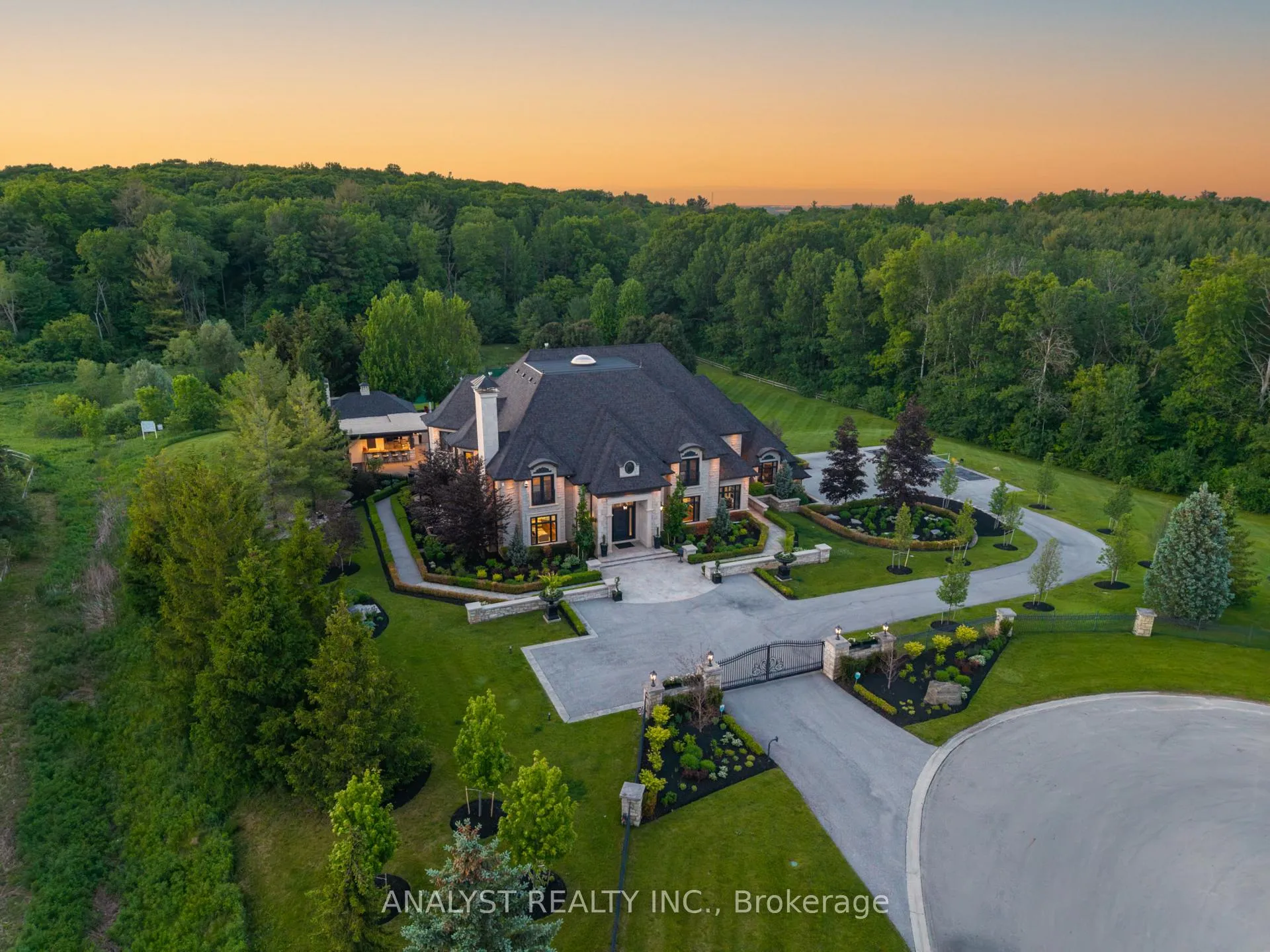 Photo 1 of 76 Scotch Valley Drive, King, King City — HOMEH