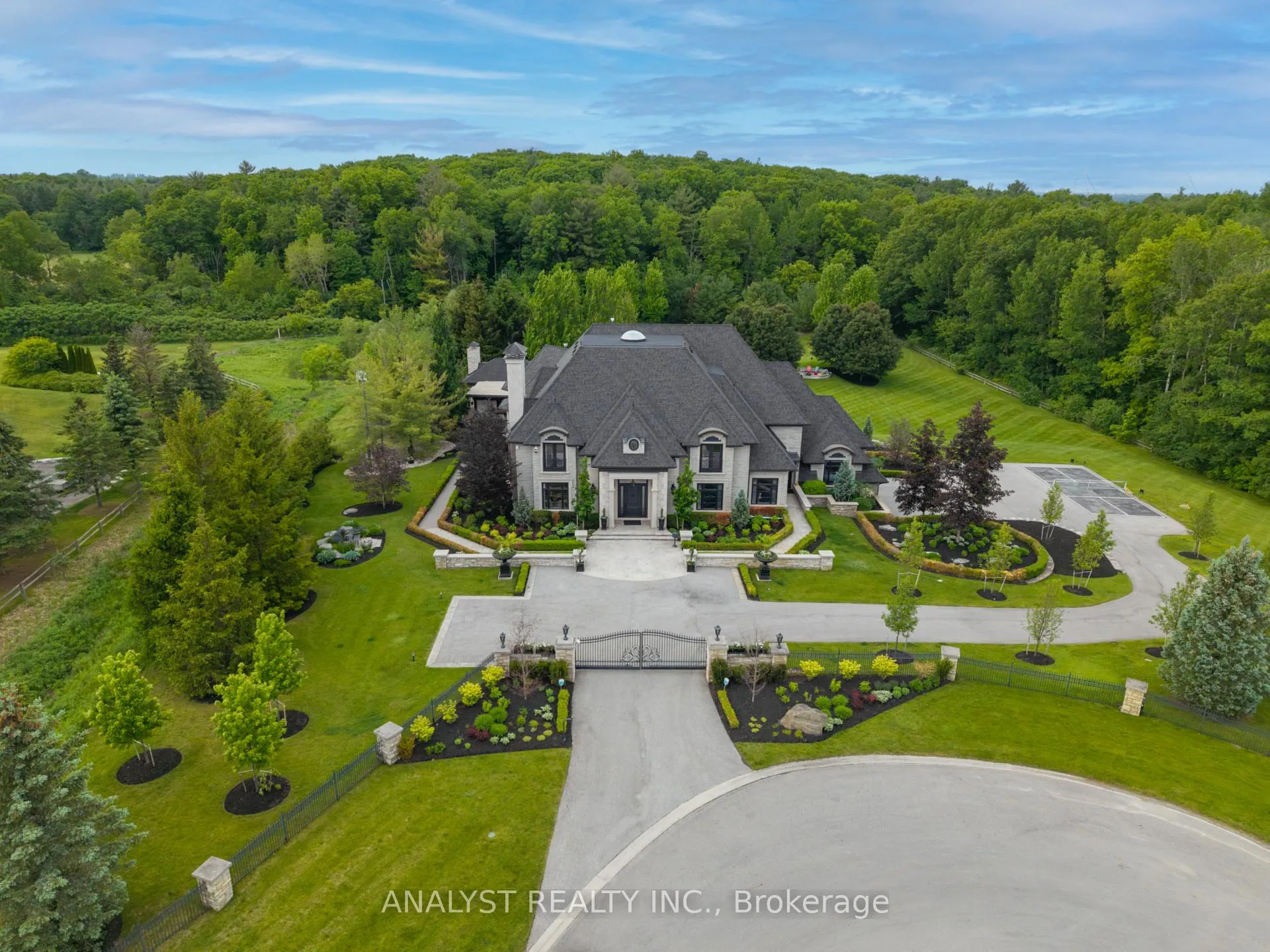 Photo 2 of 76 Scotch Valley Drive, King, King City — HOMEH