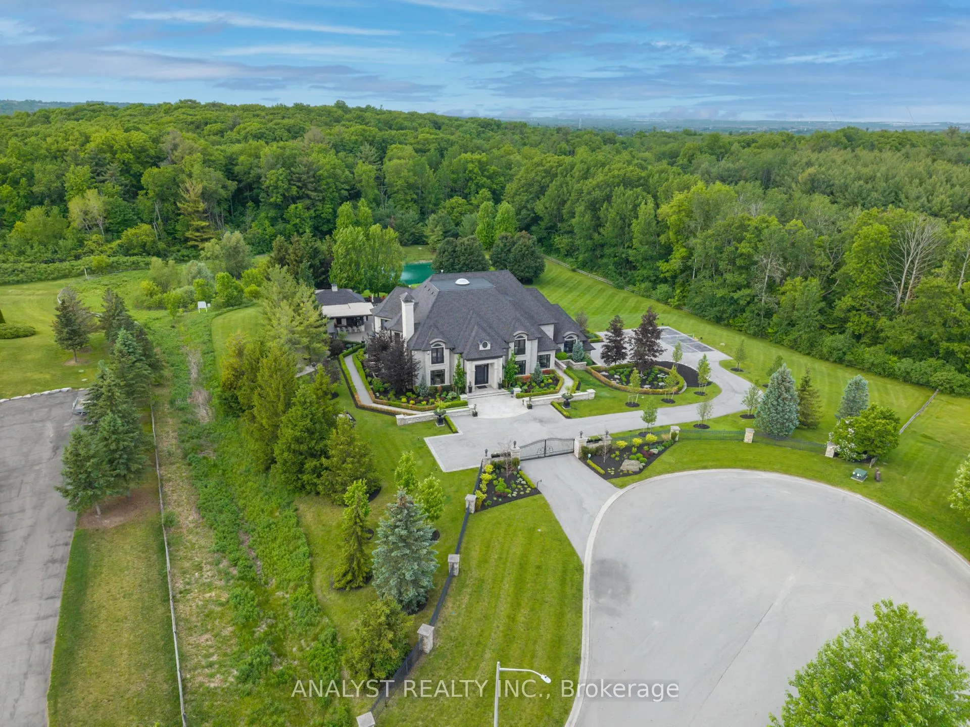 Photo 8 of 76 Scotch Valley Drive, King, King City — HOMEH