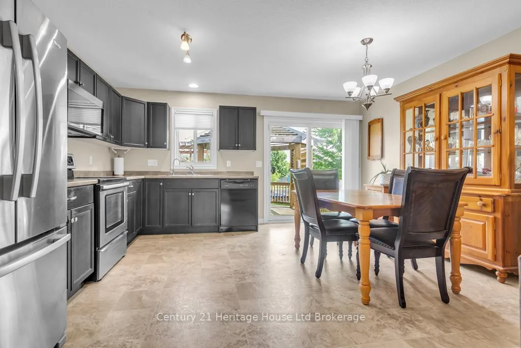 Photo 4 of 33 Park Place, Tillsonburg — HOMEH