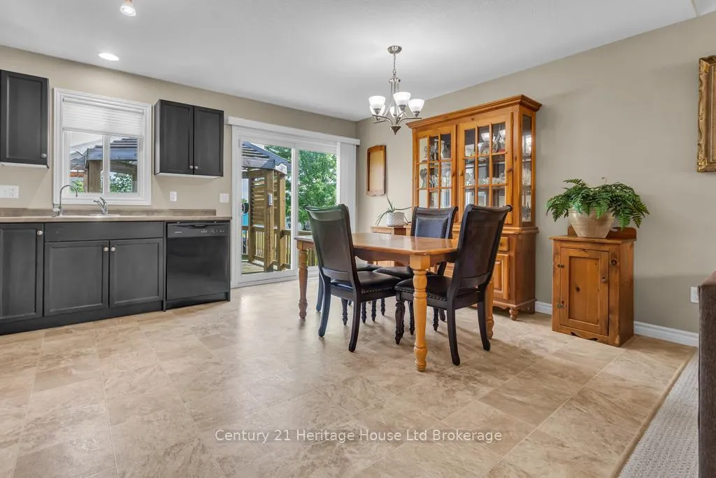 Photo 5 of 33 Park Place, Tillsonburg — HOMEH