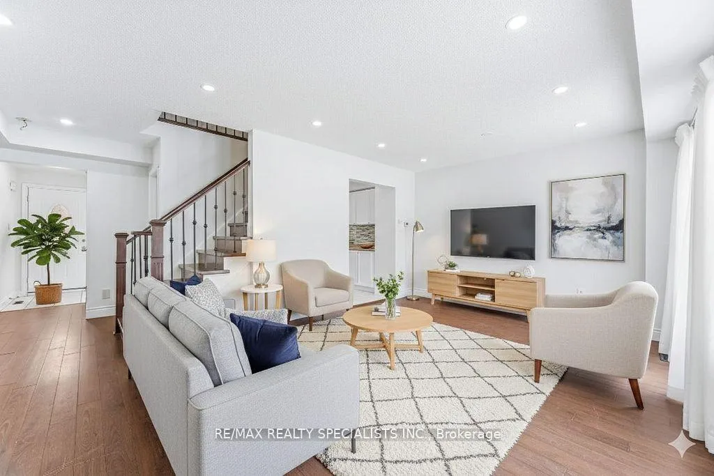 Photo 5 of 3 Mullis Crescent, Brampton, Fletcher's West — HOMEH