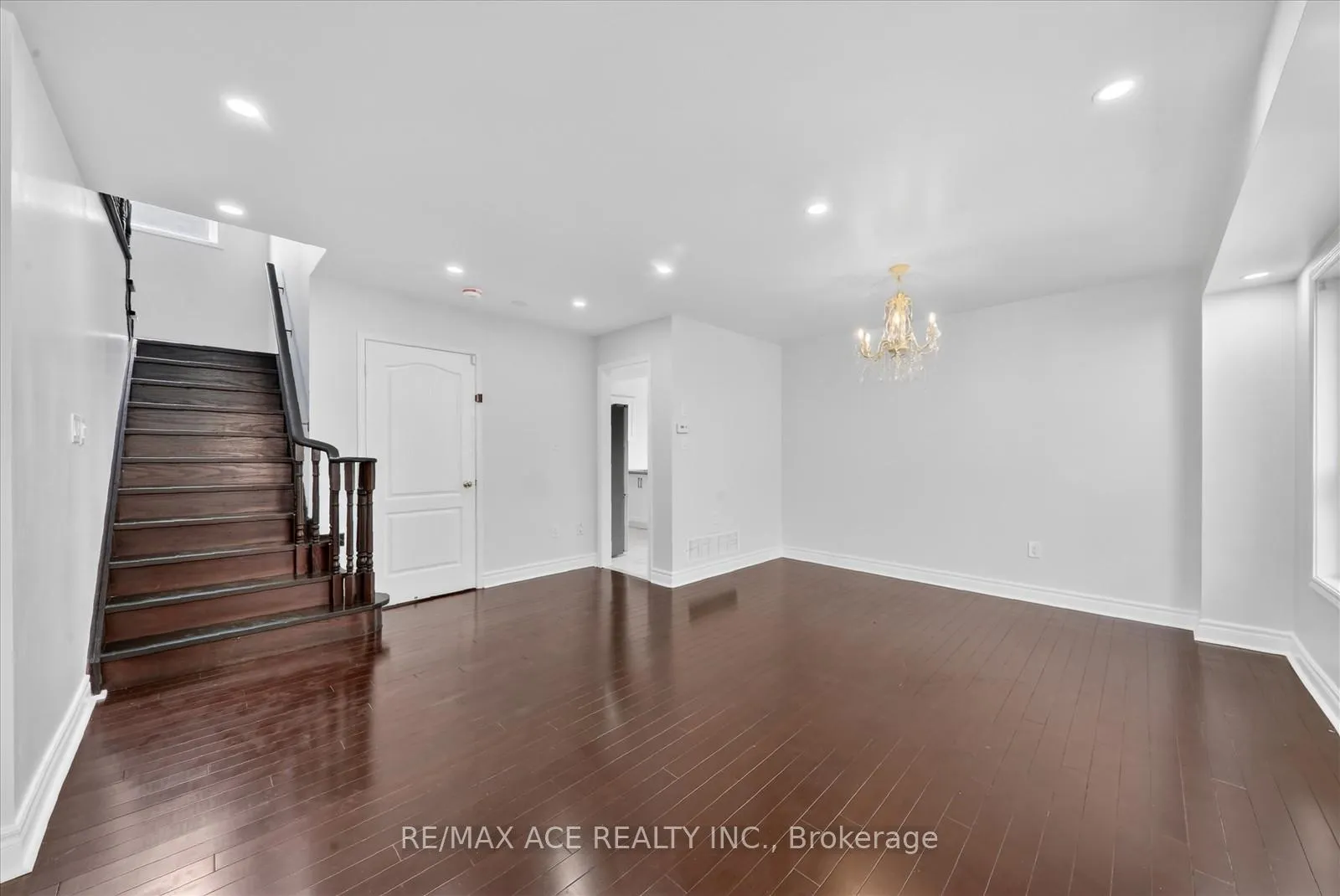 Photo 11 of 42 Feather Reed Way, Brampton, Sandringham-Wellington — HOMEH