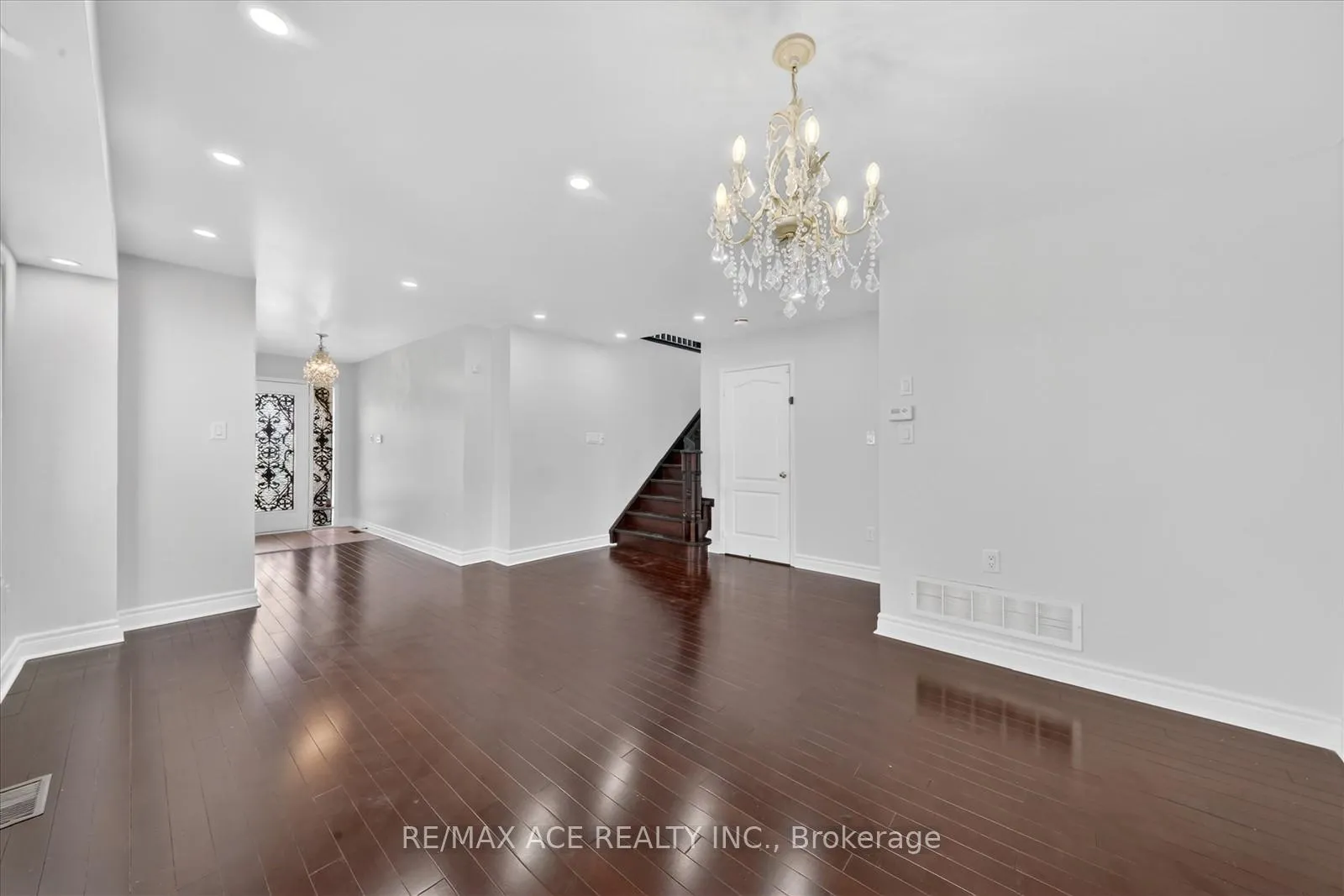 Photo 12 of 42 Feather Reed Way, Brampton, Sandringham-Wellington — HOMEH
