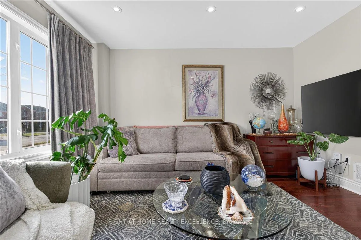 Photo 8 of 114 Tianalee Crescent, Brampton, Fletcher's Meadow — HOMEH