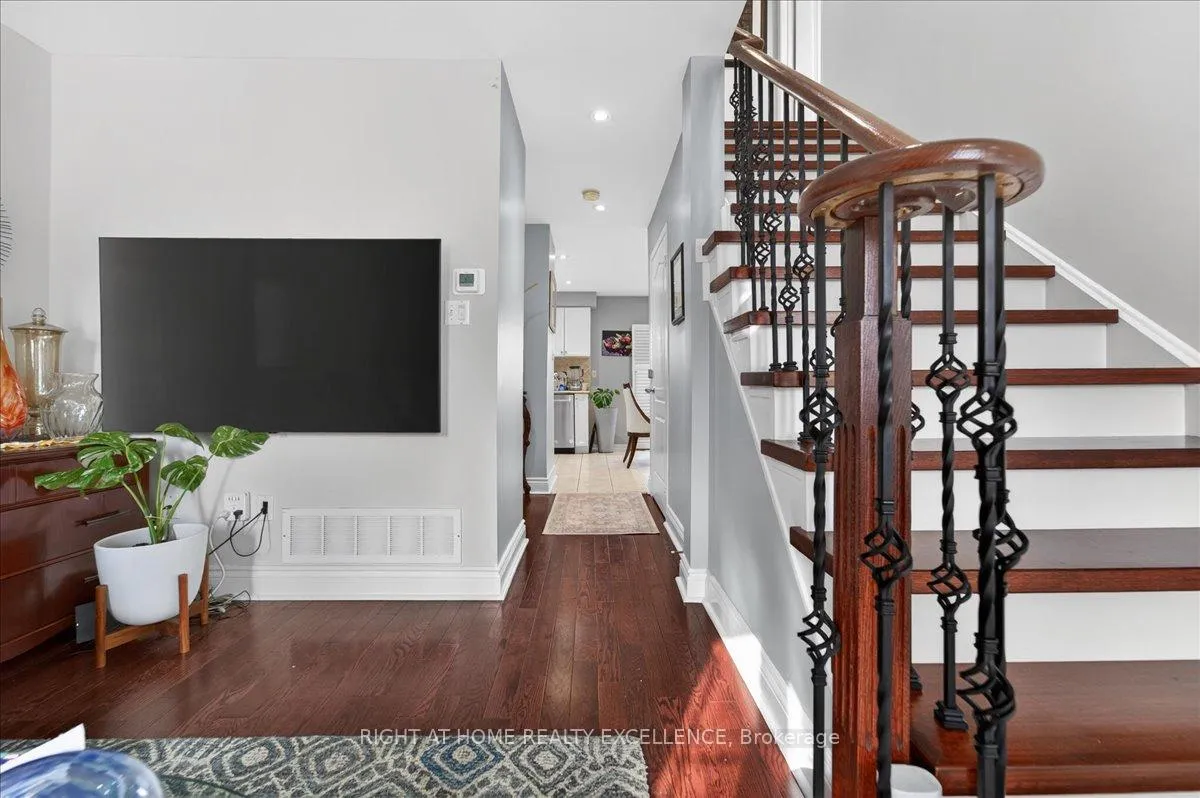 Photo 11 of 114 Tianalee Crescent, Brampton, Fletcher's Meadow — HOMEH