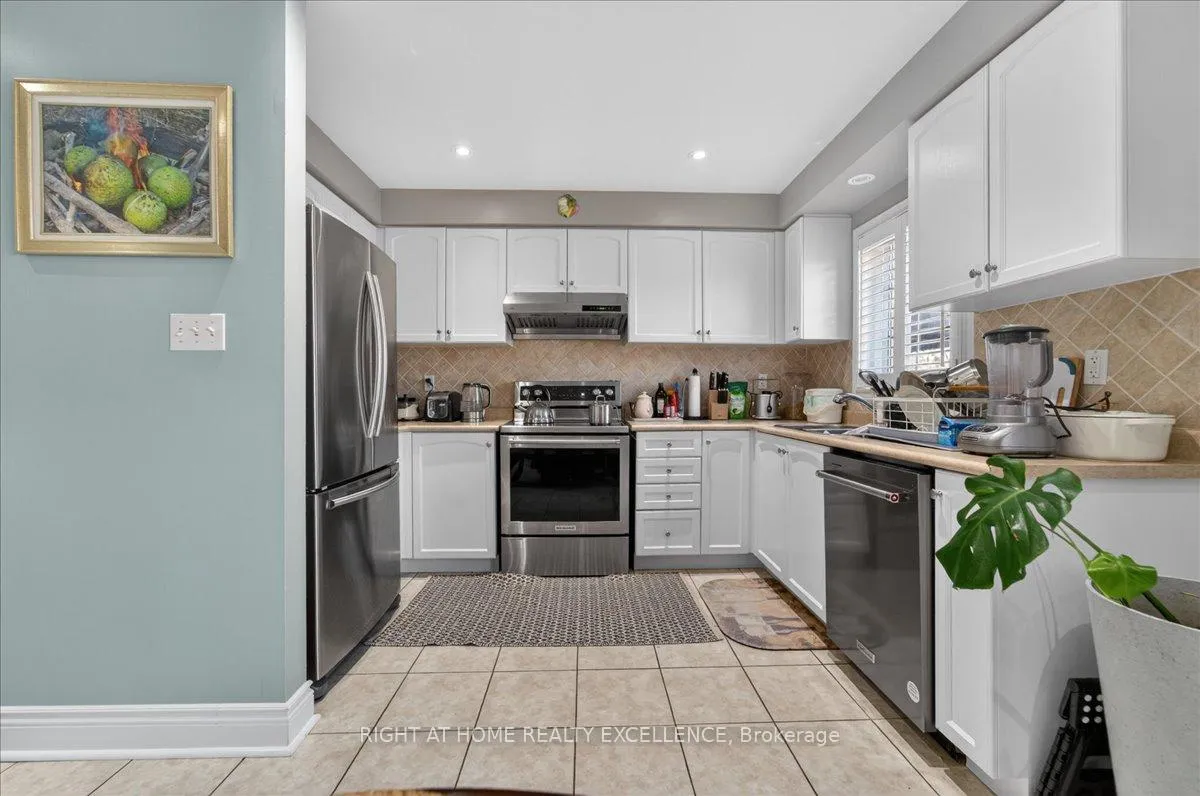 Photo 14 of 114 Tianalee Crescent, Brampton, Fletcher's Meadow — HOMEH