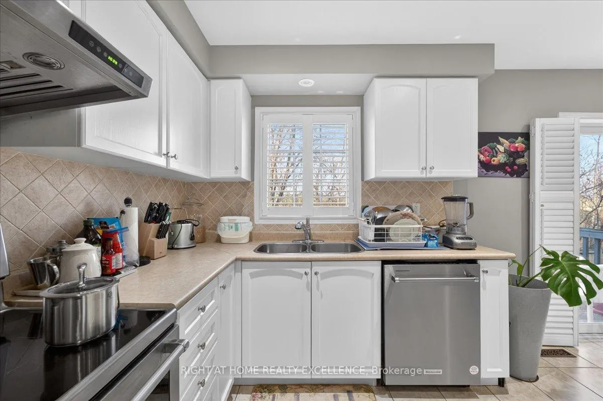 Photo 16 of 114 Tianalee Crescent, Brampton, Fletcher's Meadow — HOMEH