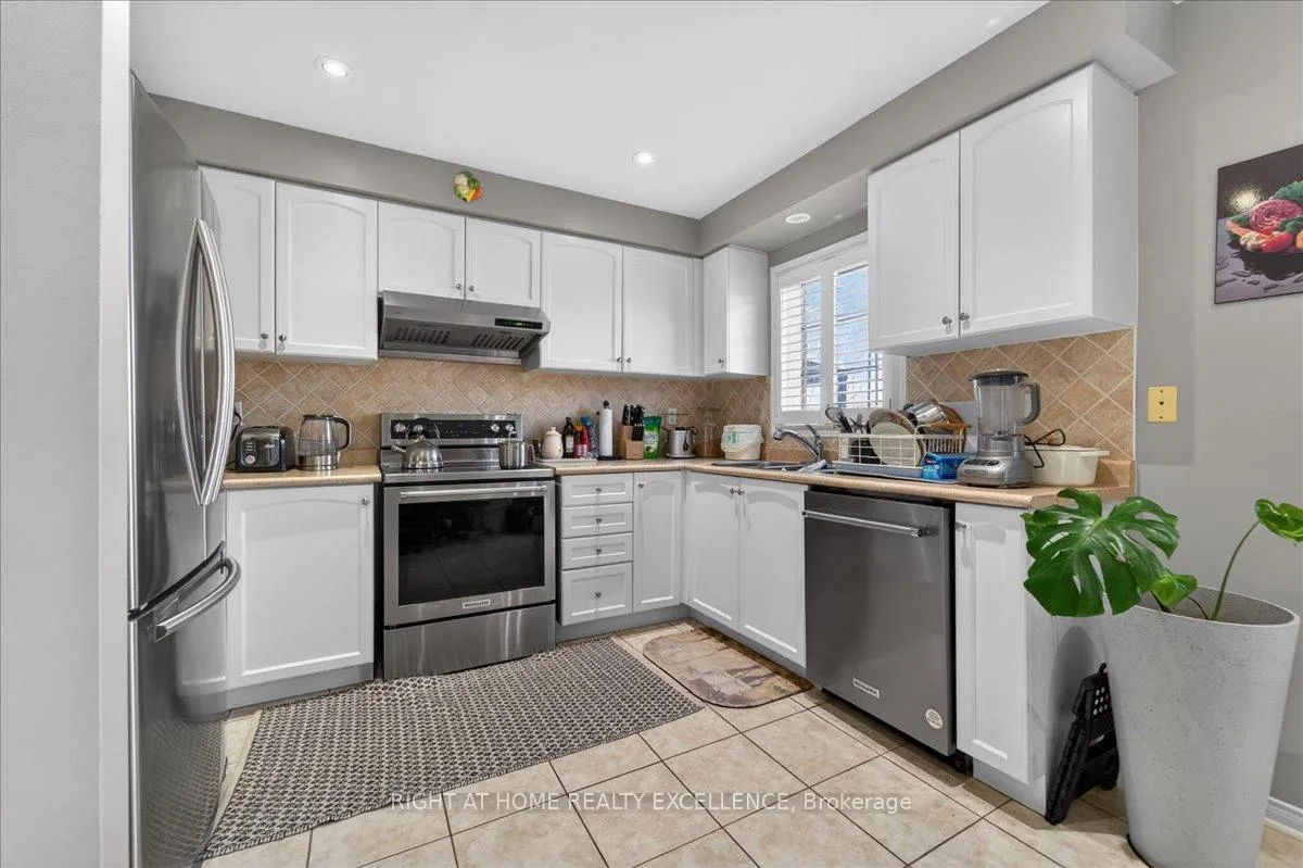 Photo 18 of 114 Tianalee Crescent, Brampton, Fletcher's Meadow — HOMEH