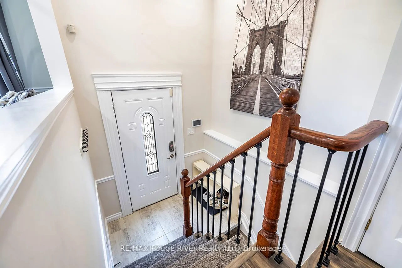 Photo 4 of 411 Pompano Court, Oshawa, Samac — HOMEH