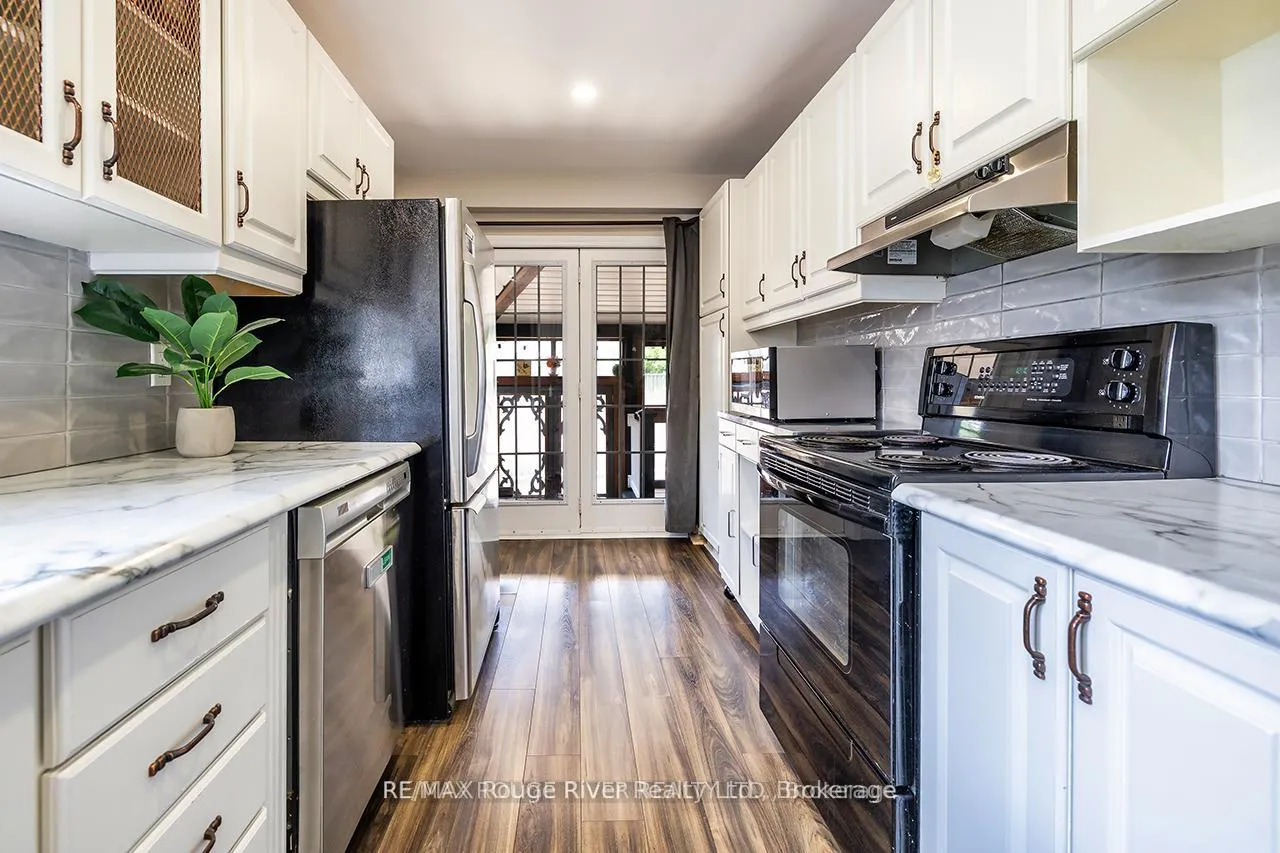 Photo 5 of 411 Pompano Court, Oshawa, Samac — HOMEH