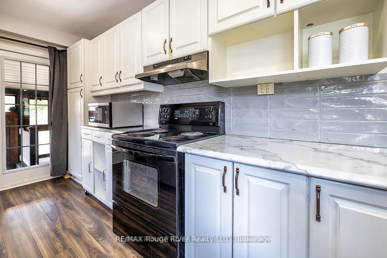 Photo 7 of 411 Pompano Court, Oshawa, Samac — HOMEH