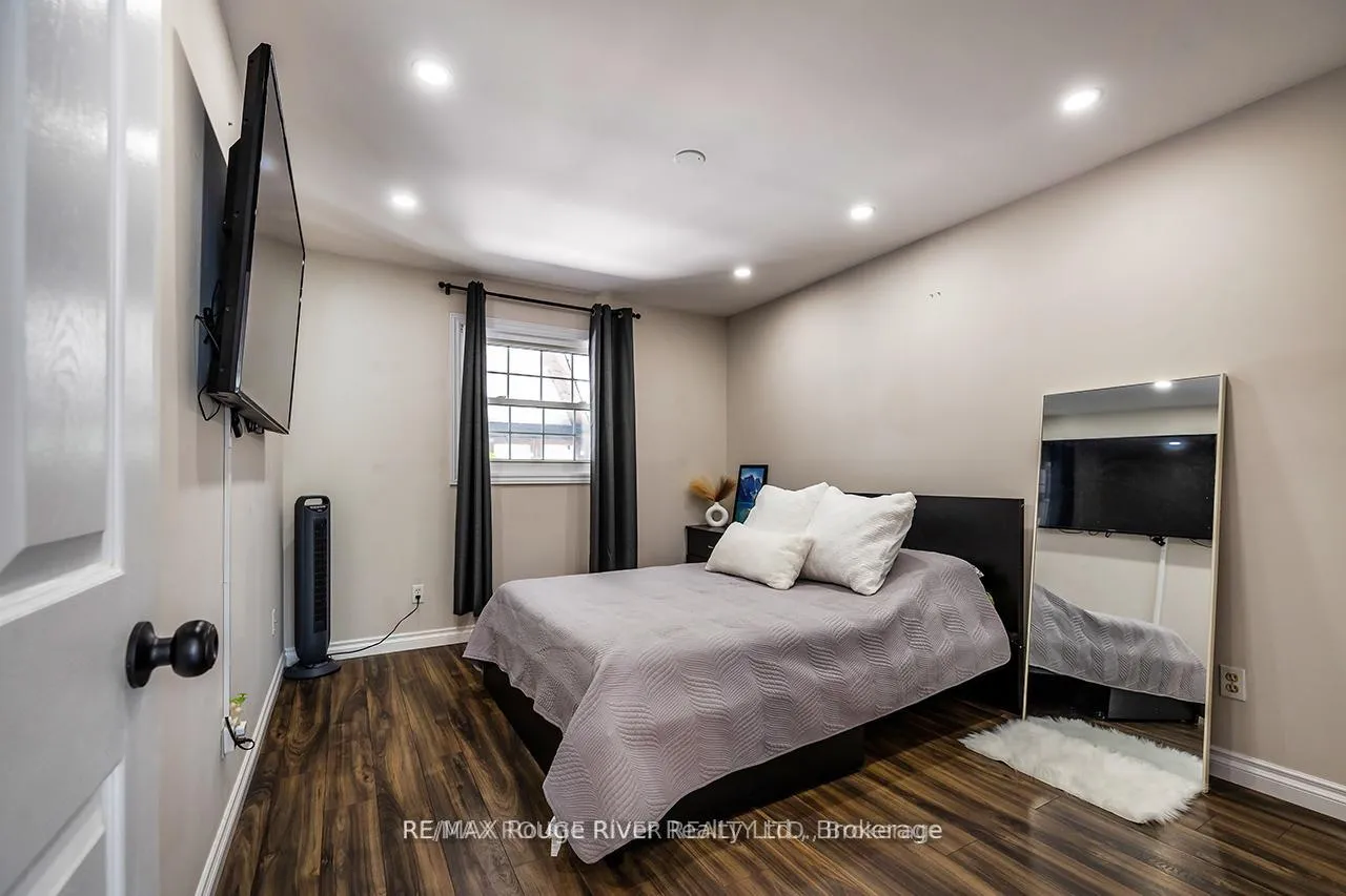 Photo 18 of 411 Pompano Court, Oshawa, Samac — HOMEH