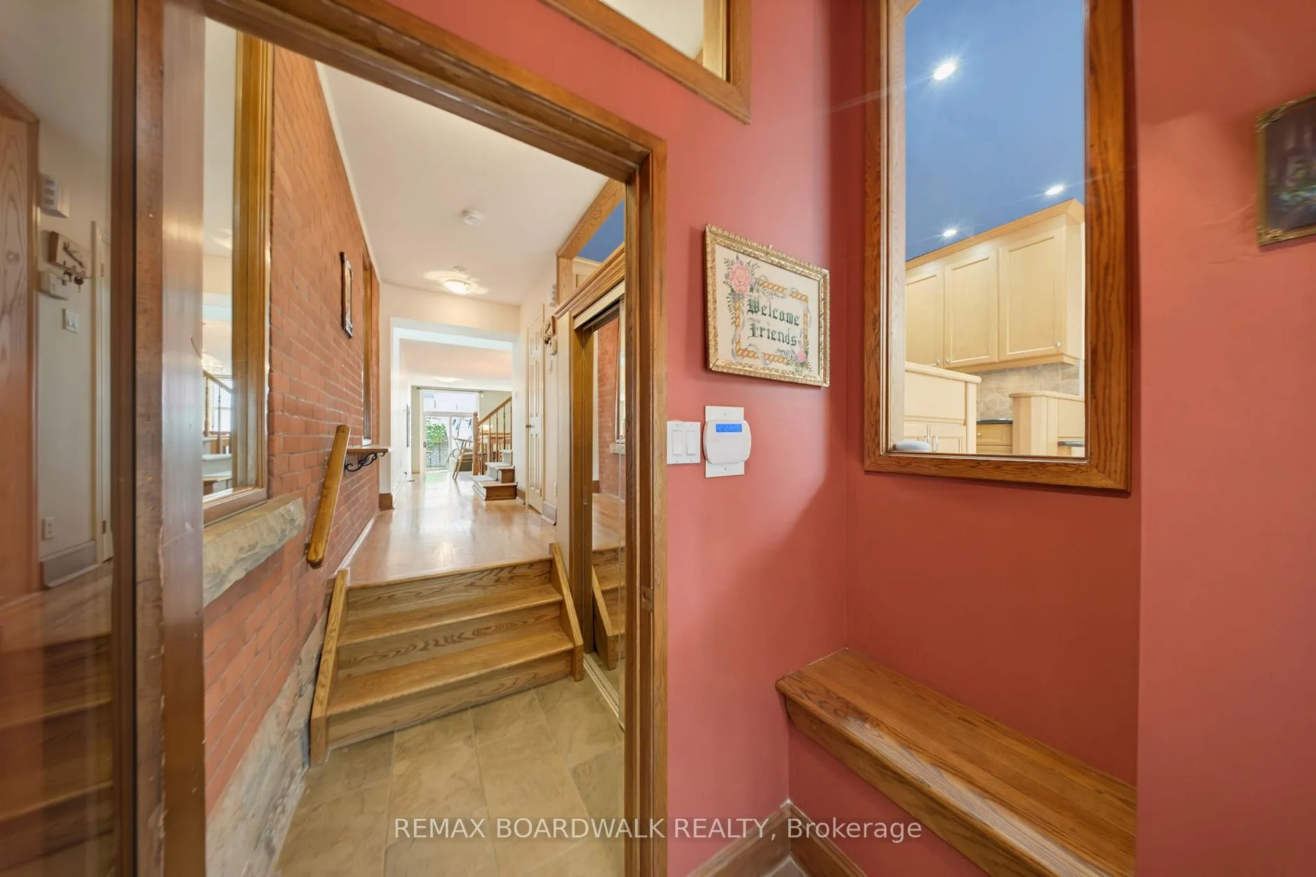 Photo 2 of Unit B, 595 Besserer Street, Ottawa, Sandy Hill — HOMEH