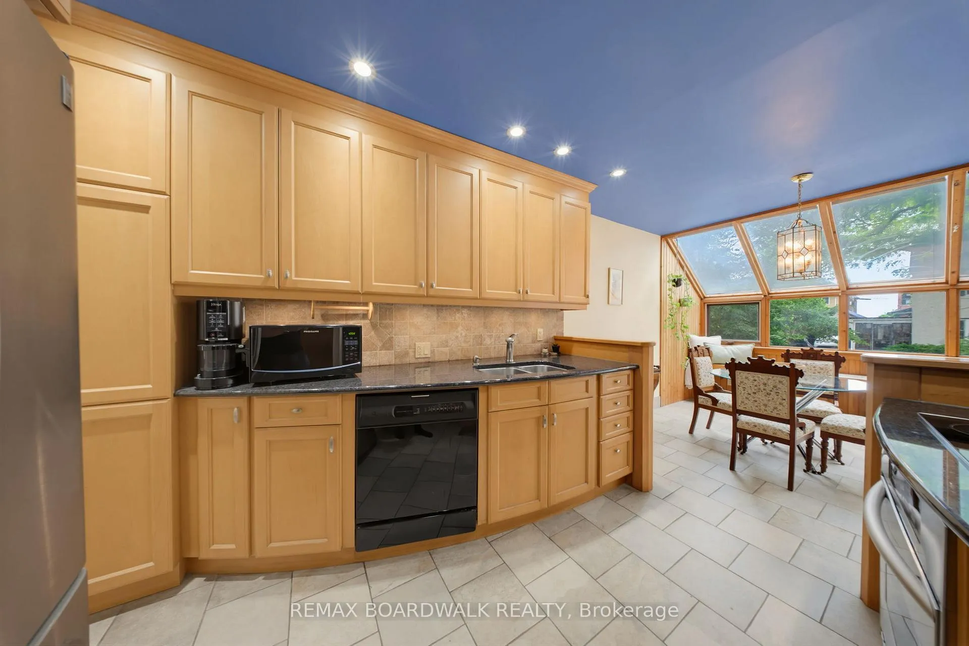Photo 3 of Unit B, 595 Besserer Street, Ottawa, Sandy Hill — HOMEH