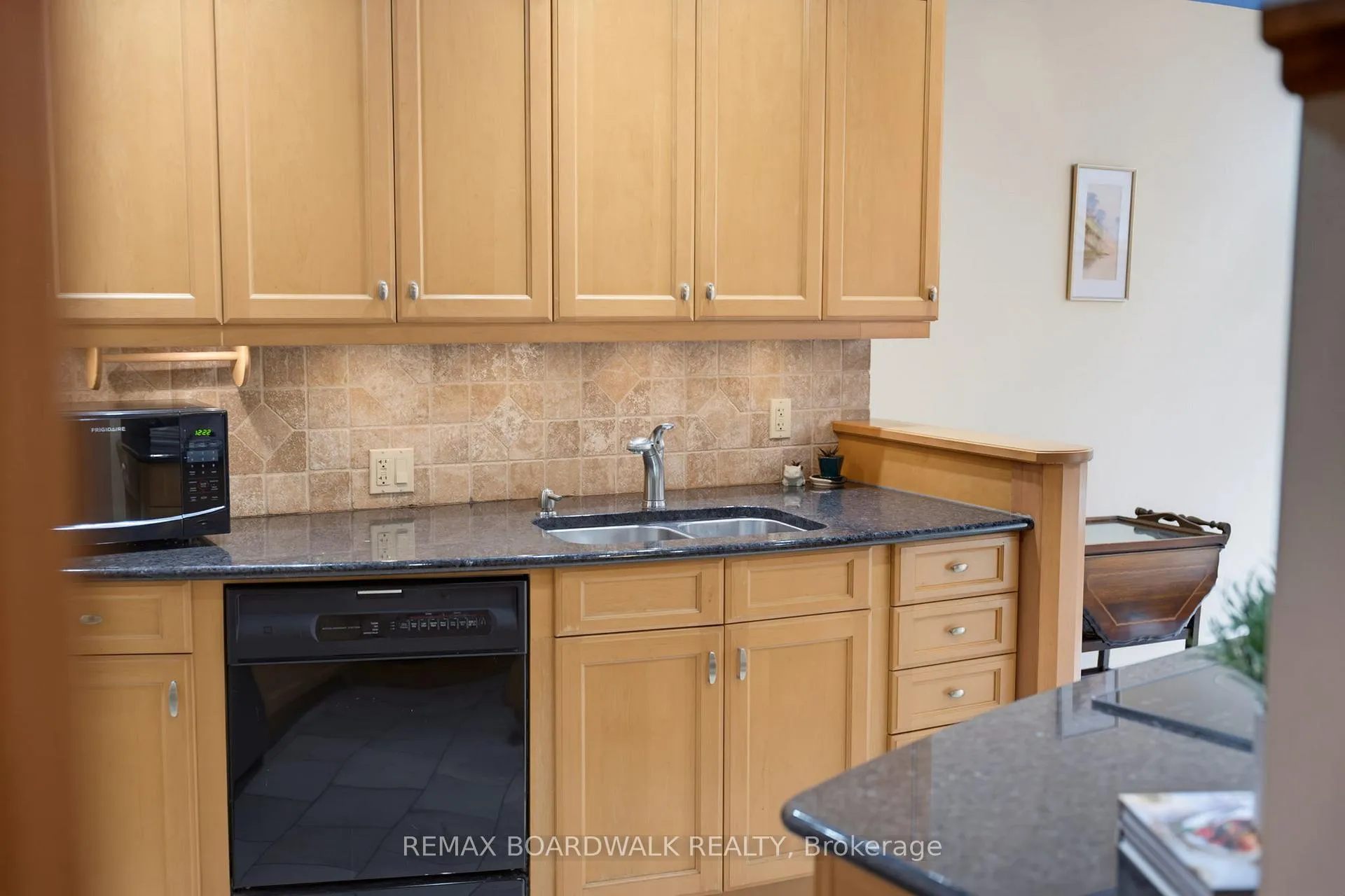 Photo 4 of Unit B, 595 Besserer Street, Ottawa, Sandy Hill — HOMEH