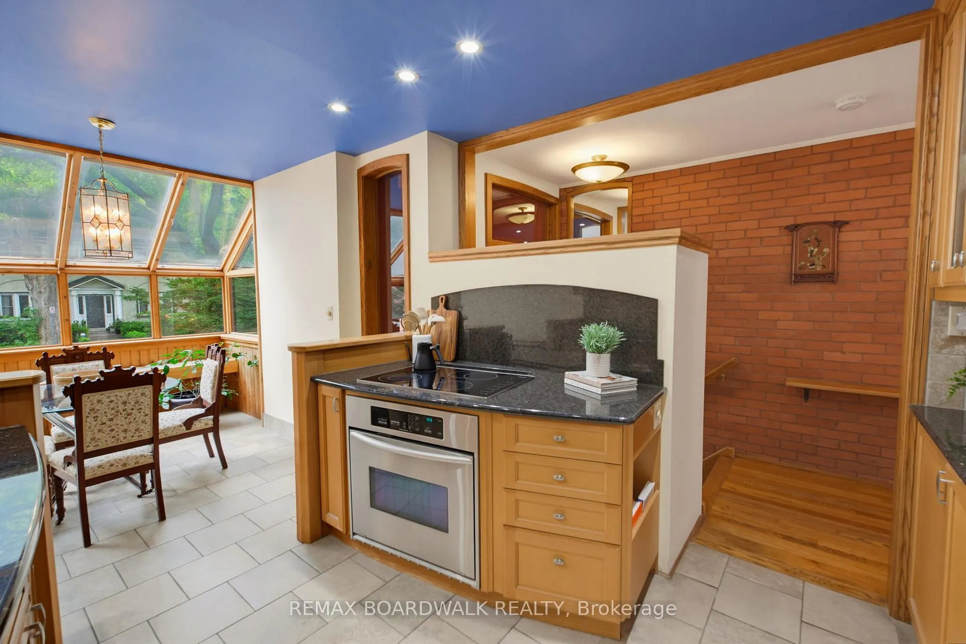 Photo 5 of Unit B, 595 Besserer Street, Ottawa, Sandy Hill — HOMEH