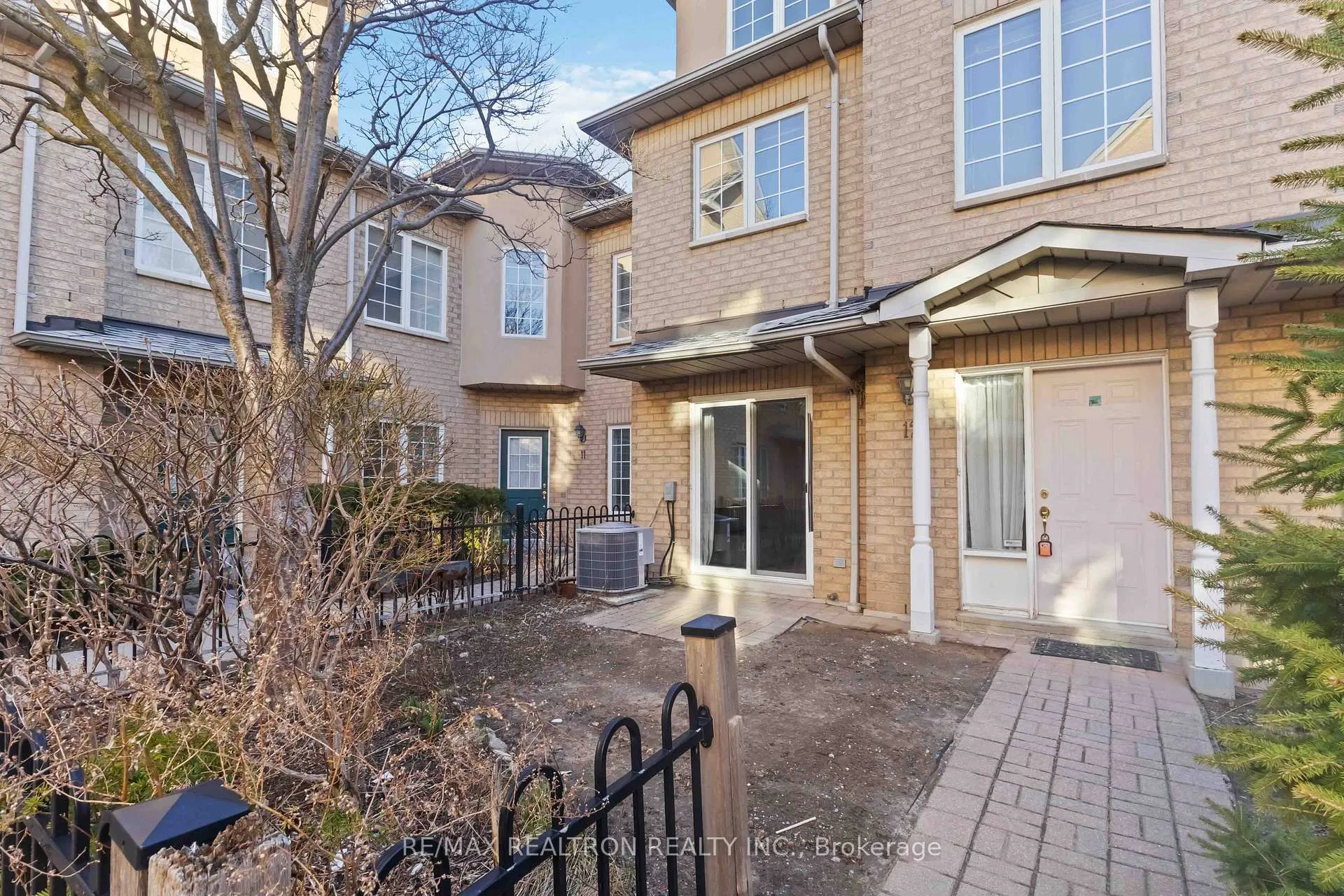 Photo 2 of Unit 12, 14 St. Moritz Way, Markham, Unionville — HOMEH