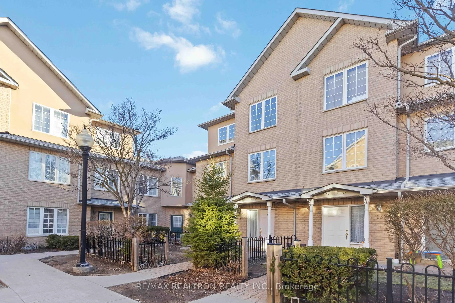 Photo 3 of Unit 12, 14 St. Moritz Way, Markham, Unionville — HOMEH