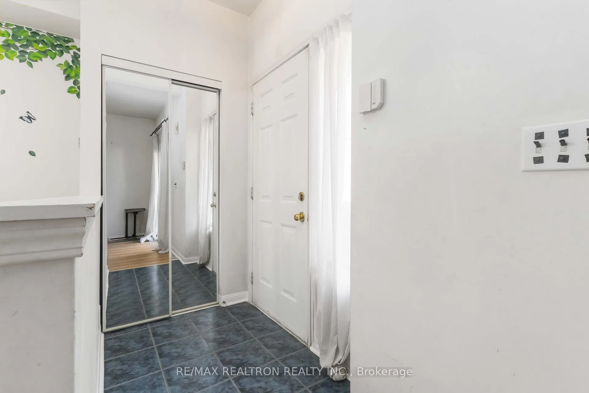 Photo 4 of Unit 12, 14 St. Moritz Way, Markham, Unionville — HOMEH
