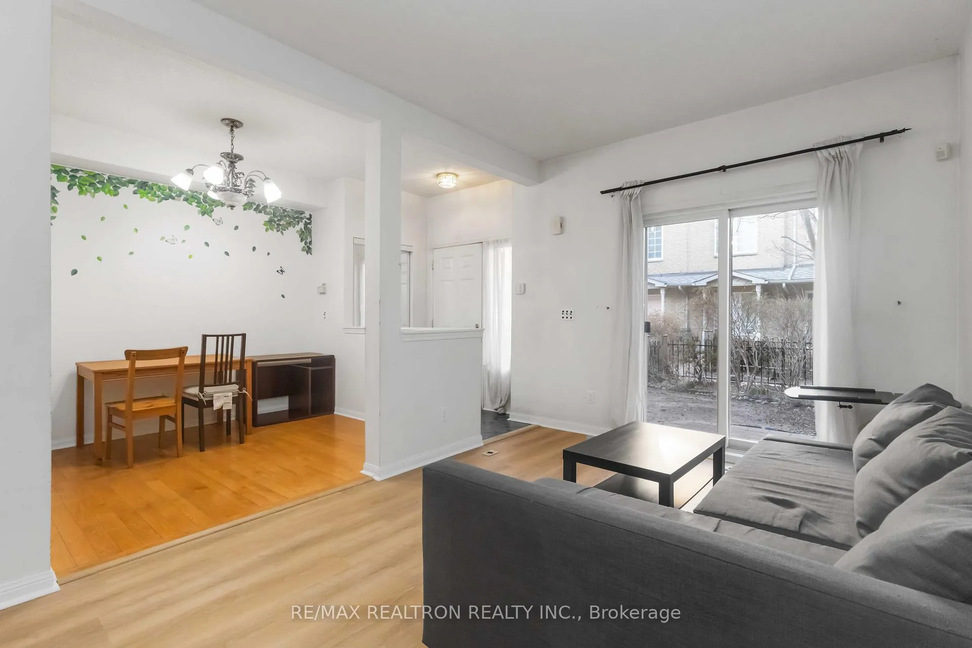 Photo 8 of Unit 12, 14 St. Moritz Way, Markham, Unionville — HOMEH