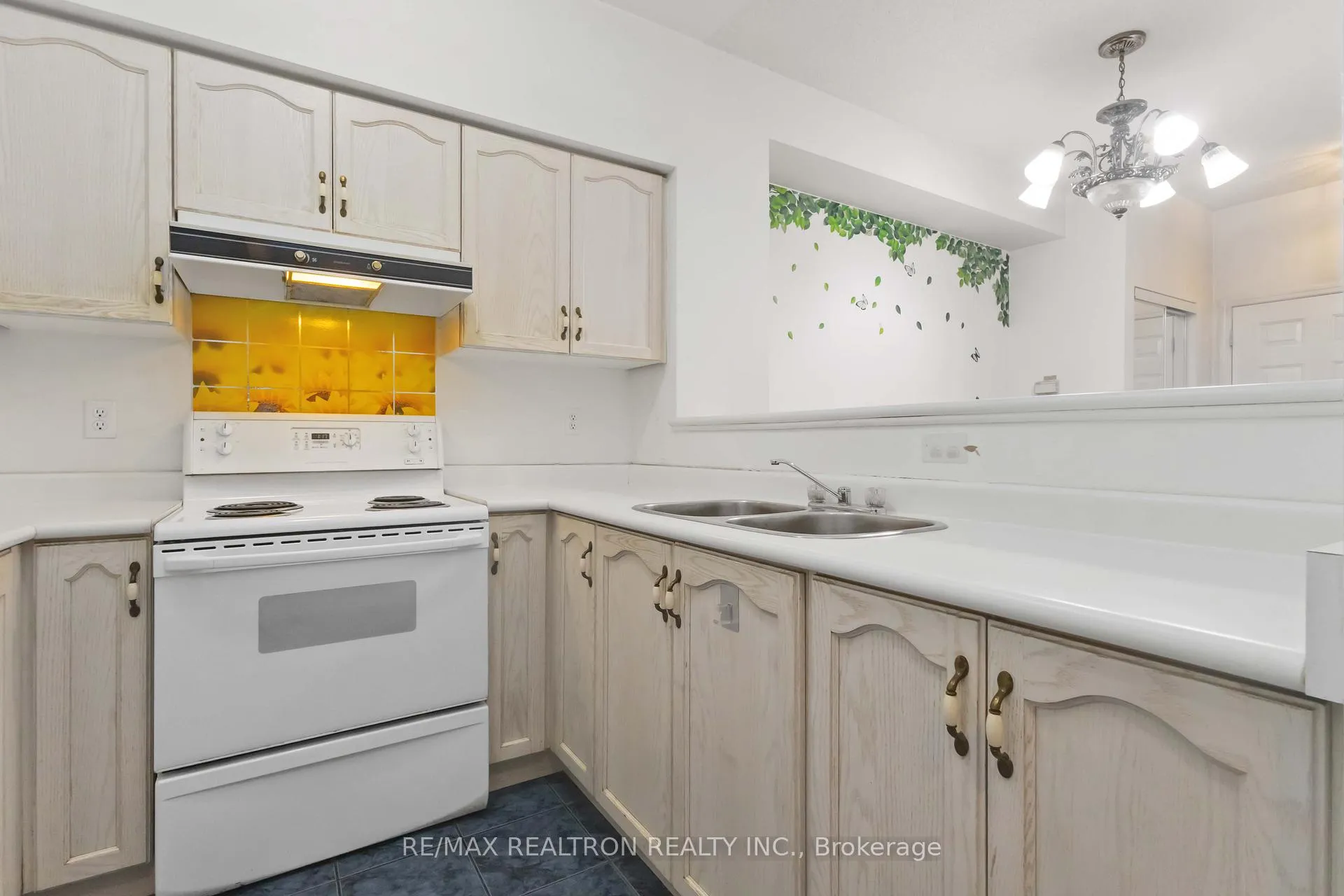 Photo 13 of Unit 12, 14 St. Moritz Way, Markham, Unionville — HOMEH