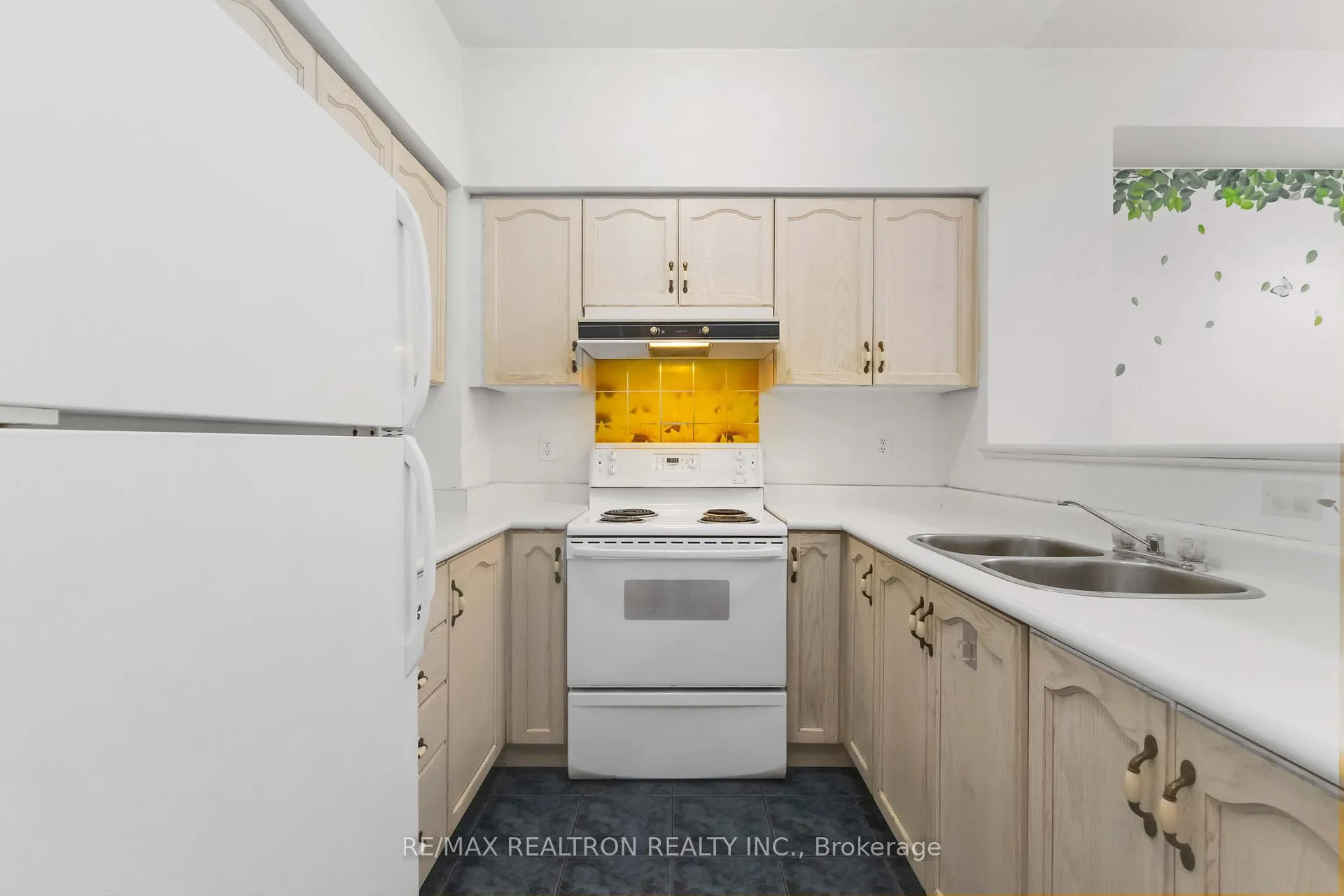 Photo 15 of Unit 12, 14 St. Moritz Way, Markham, Unionville — HOMEH