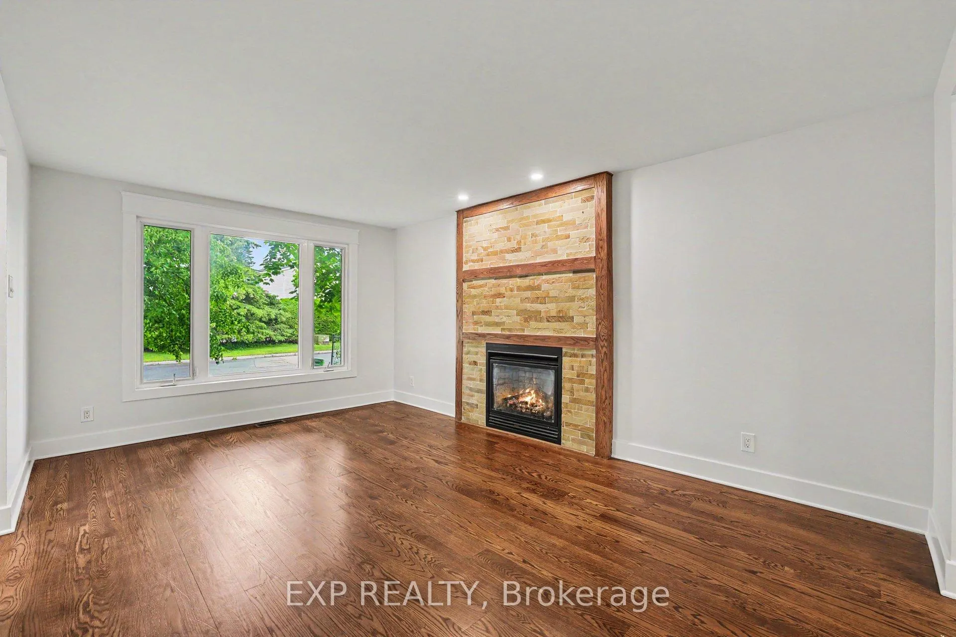 Photo 8 of 241 Anglehart Avenue, Ottawa, Queenswood Heights South — HOMEH