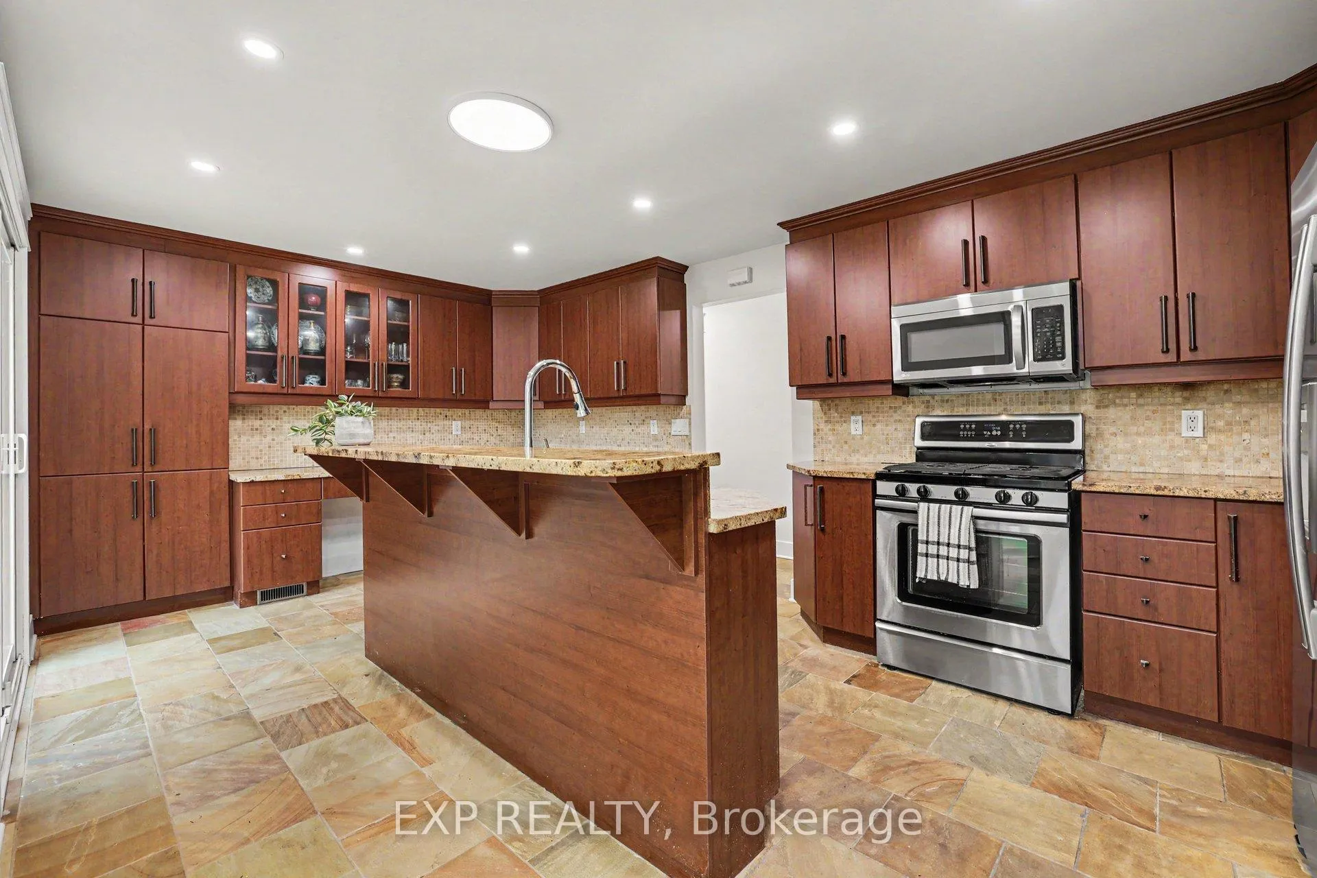 Photo 13 of 241 Anglehart Avenue, Ottawa, Queenswood Heights South — HOMEH