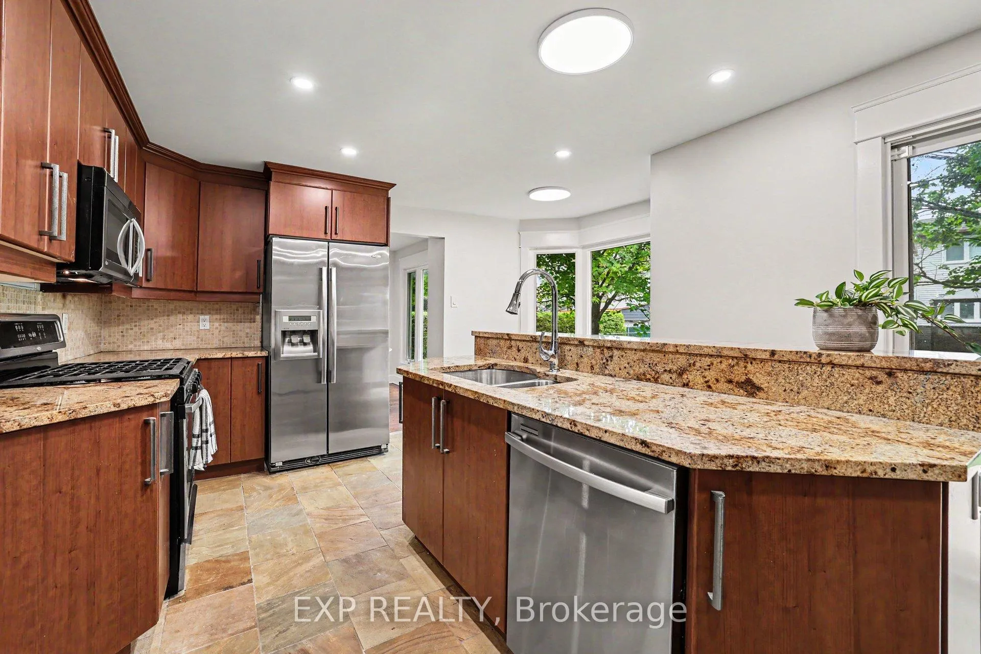 Photo 15 of 241 Anglehart Avenue, Ottawa, Queenswood Heights South — HOMEH