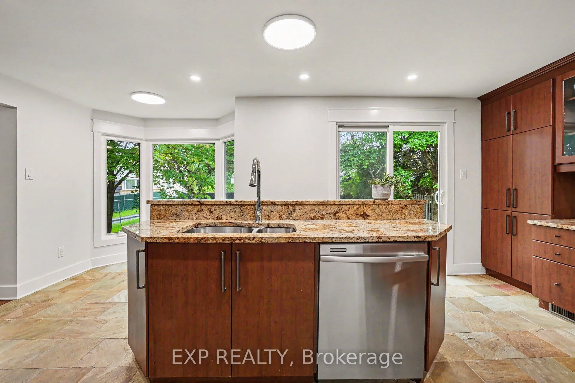 Photo 18 of 241 Anglehart Avenue, Ottawa, Queenswood Heights South — HOMEH