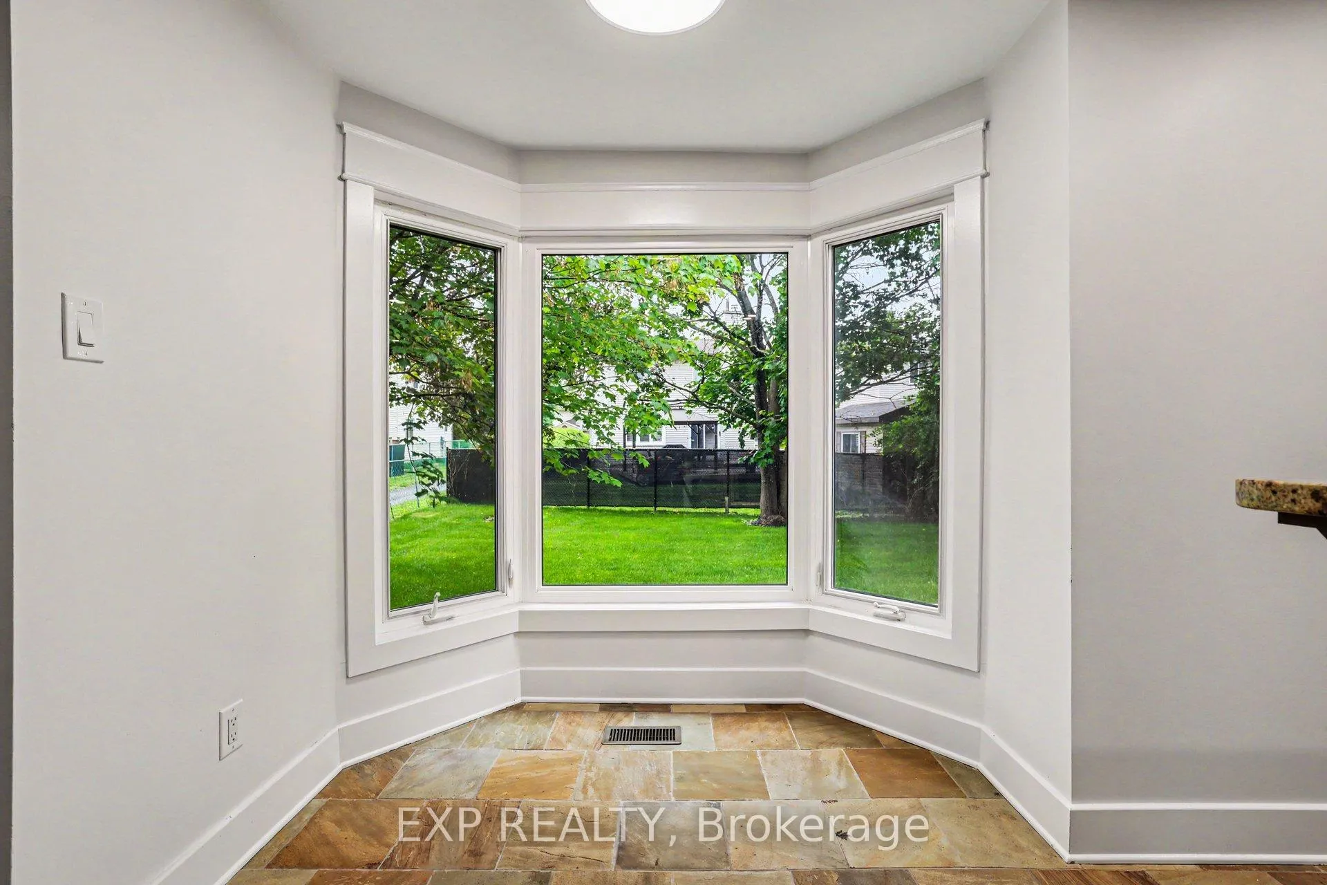 Photo 19 of 241 Anglehart Avenue, Ottawa, Queenswood Heights South — HOMEH