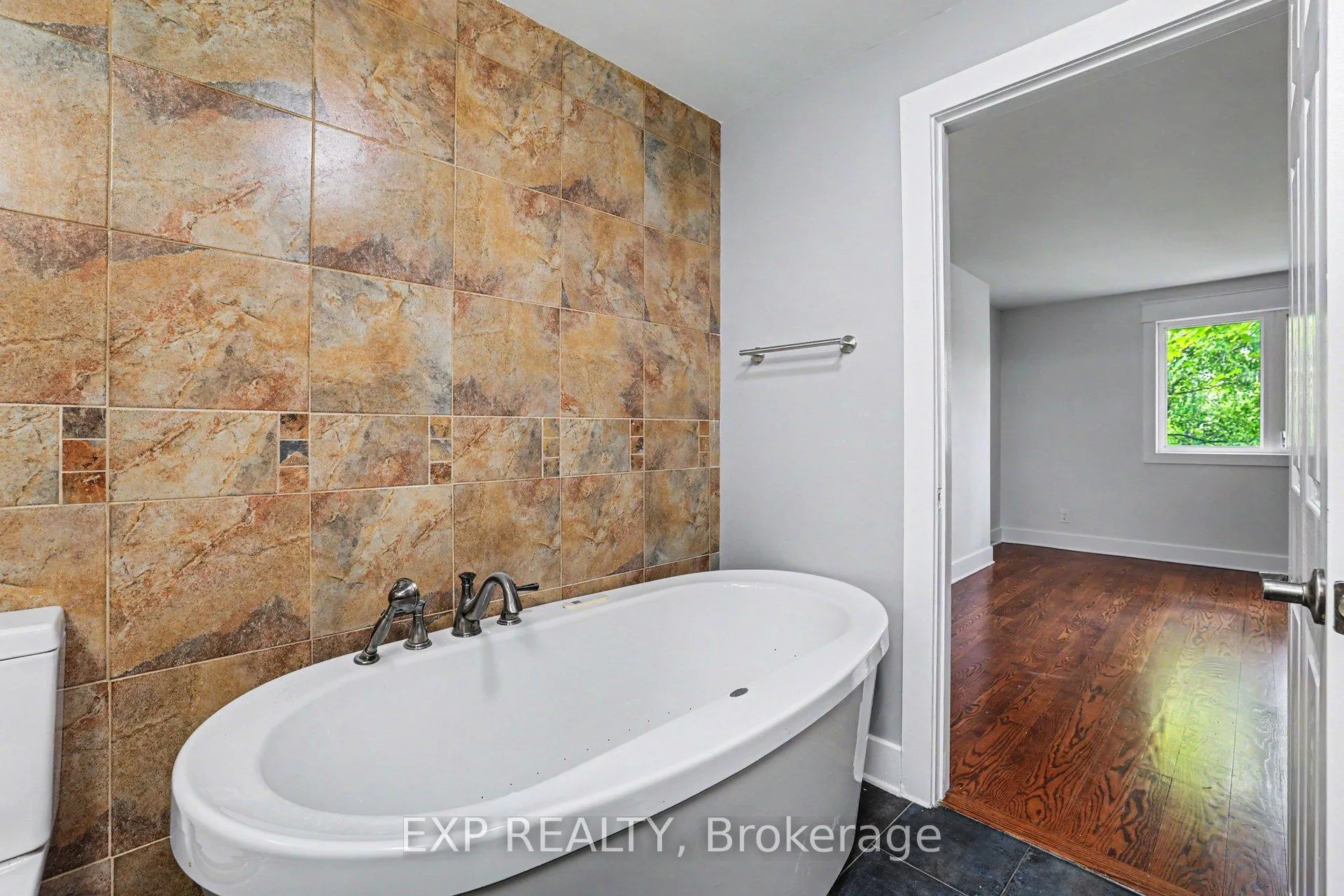 Photo 27 of 241 Anglehart Avenue, Ottawa, Queenswood Heights South — HOMEH