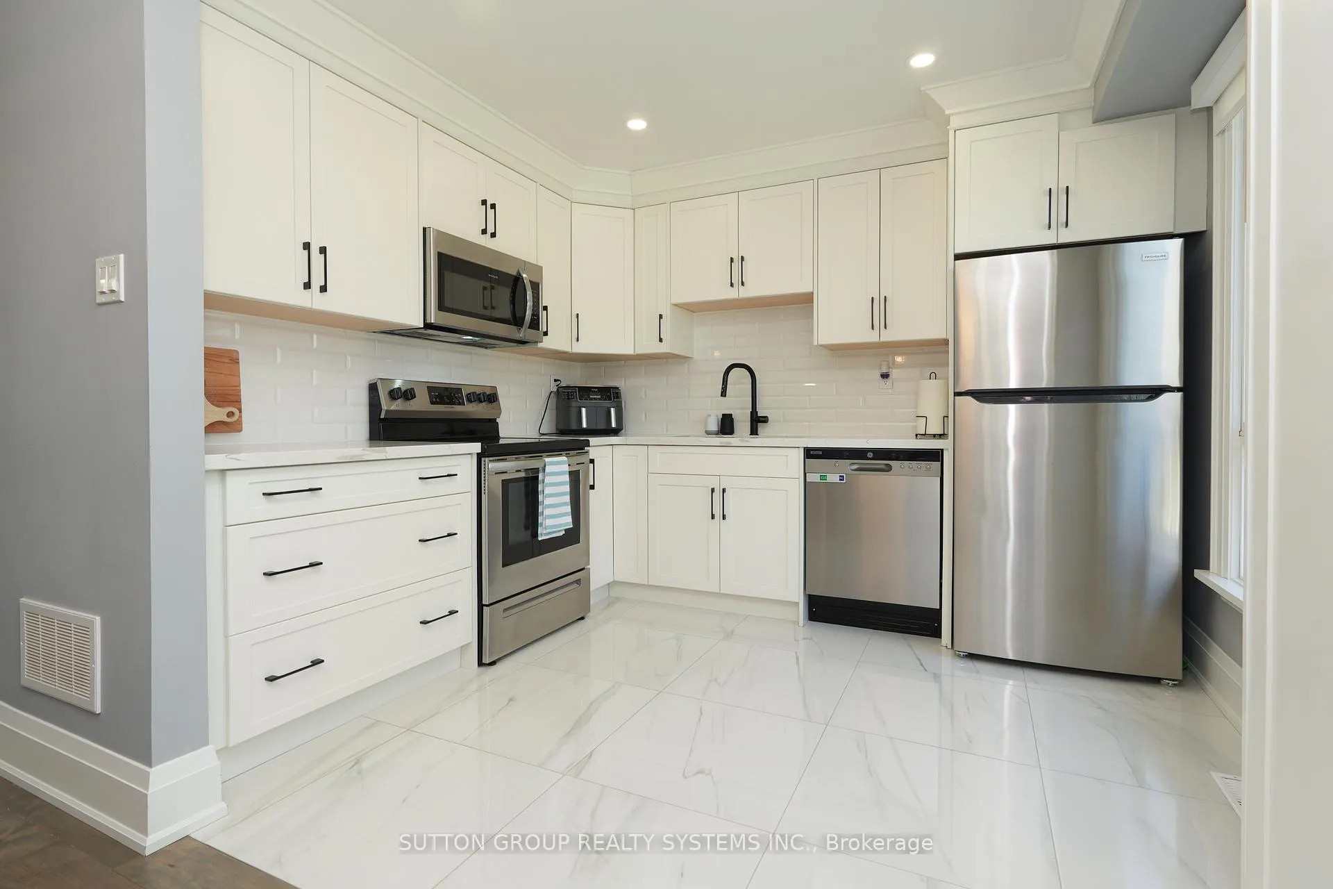 Photo 1 of 70 Courtleigh Square, Brampton, Heart Lake East — HOMEH