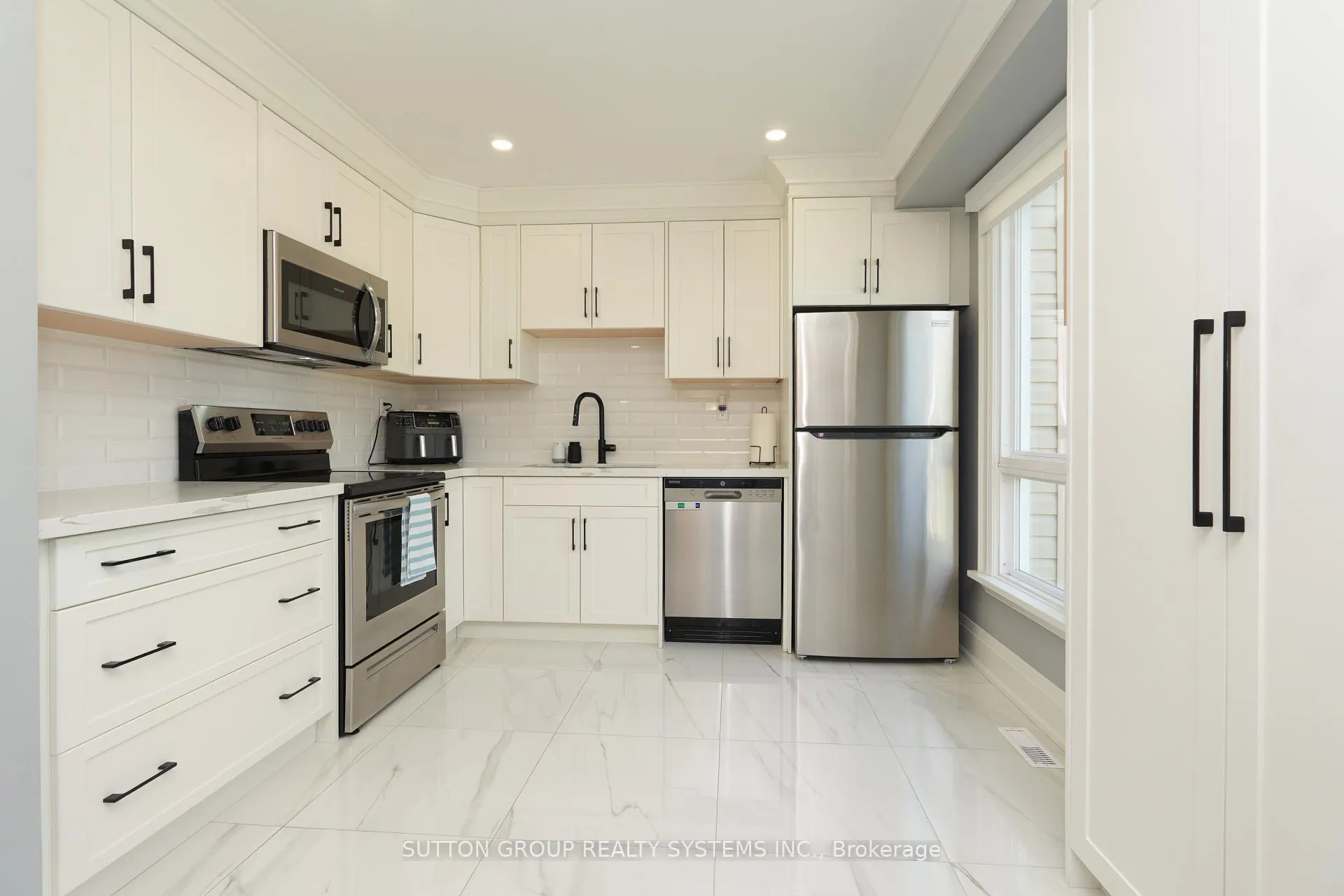 Photo 2 of 70 Courtleigh Square, Brampton, Heart Lake East — HOMEH