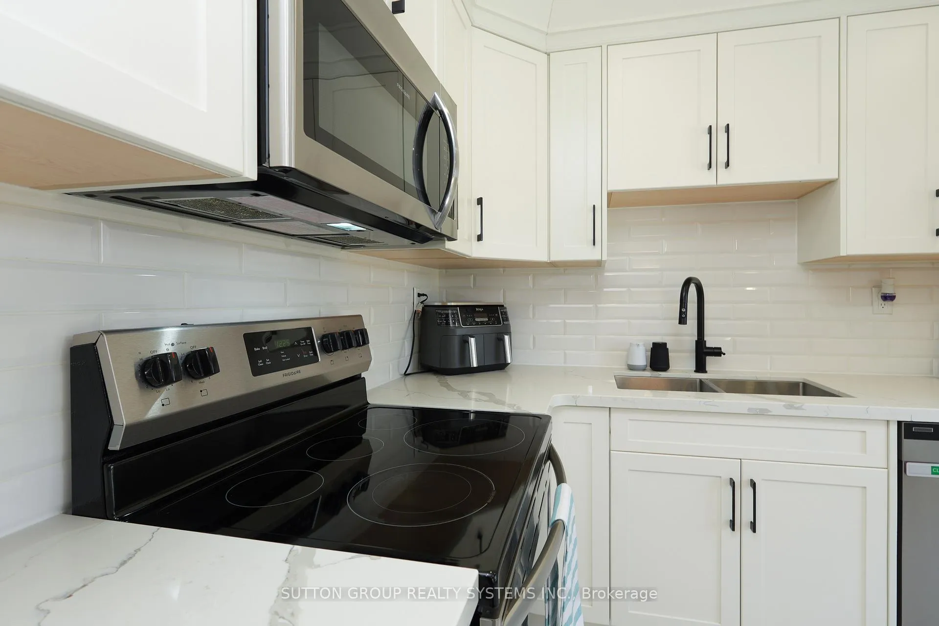 Photo 3 of 70 Courtleigh Square, Brampton, Heart Lake East — HOMEH