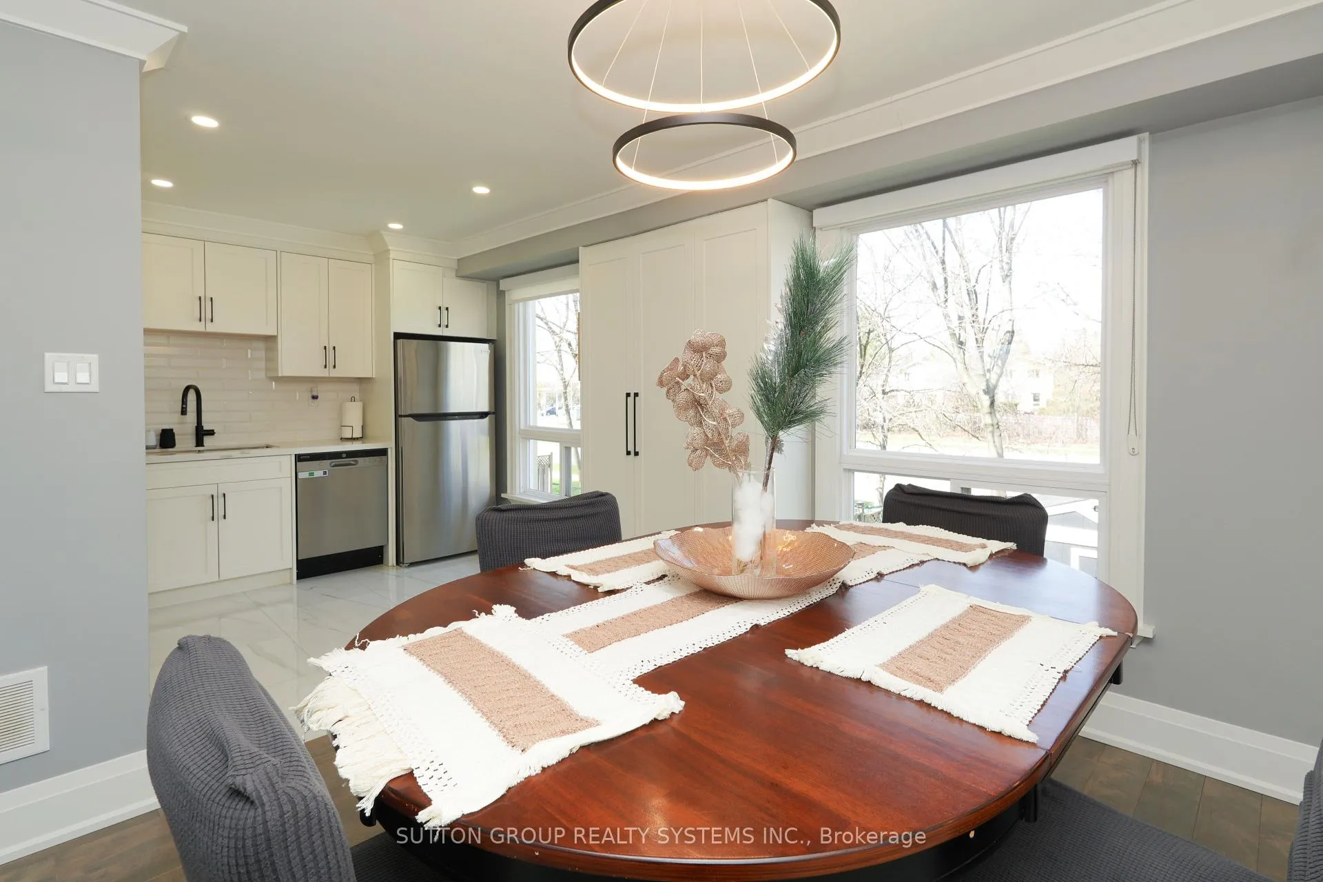 Photo 4 of 70 Courtleigh Square, Brampton, Heart Lake East — HOMEH