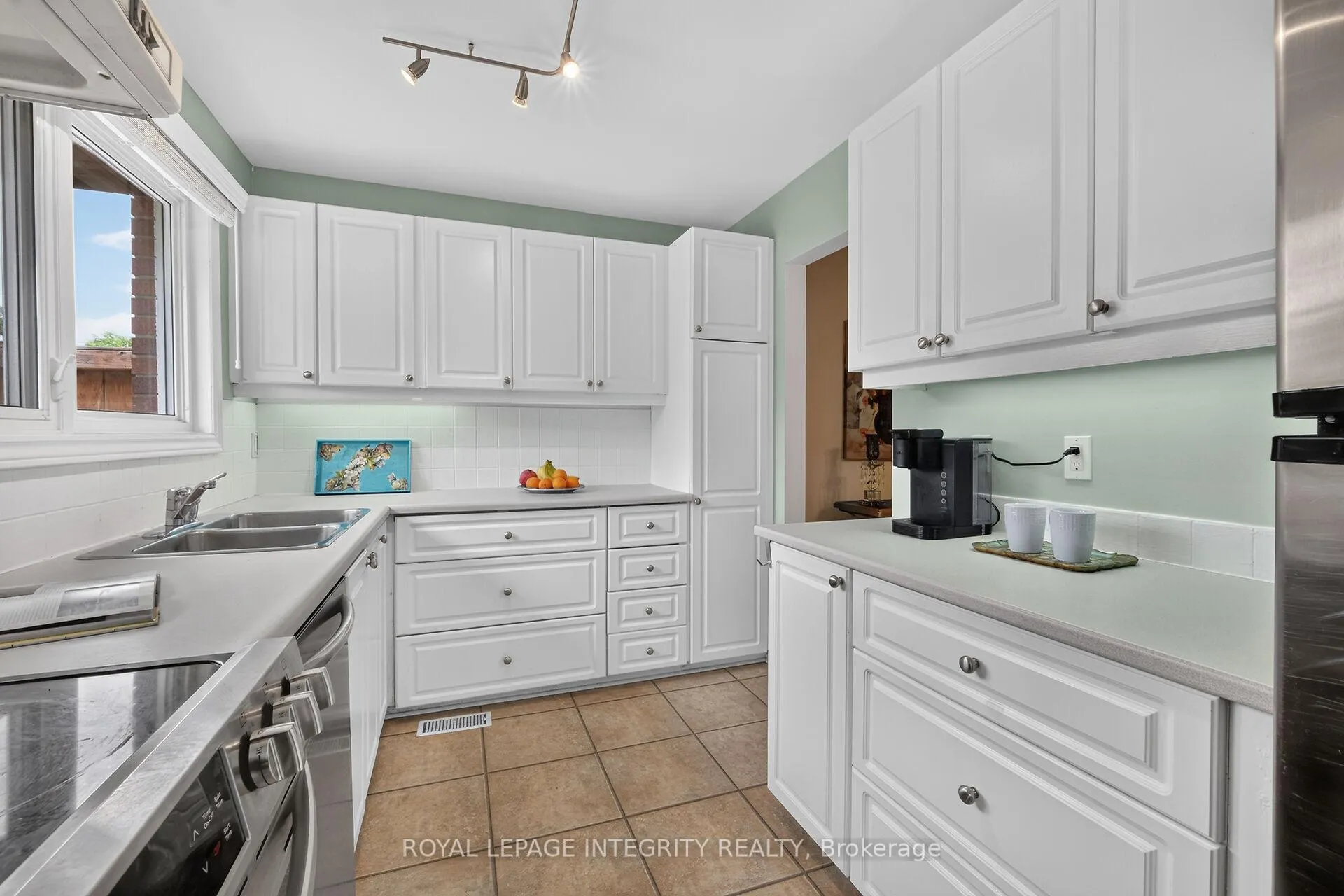 Photo 10 of 2111 Montreal Road, Ottawa, Beaconwood — HOMEH